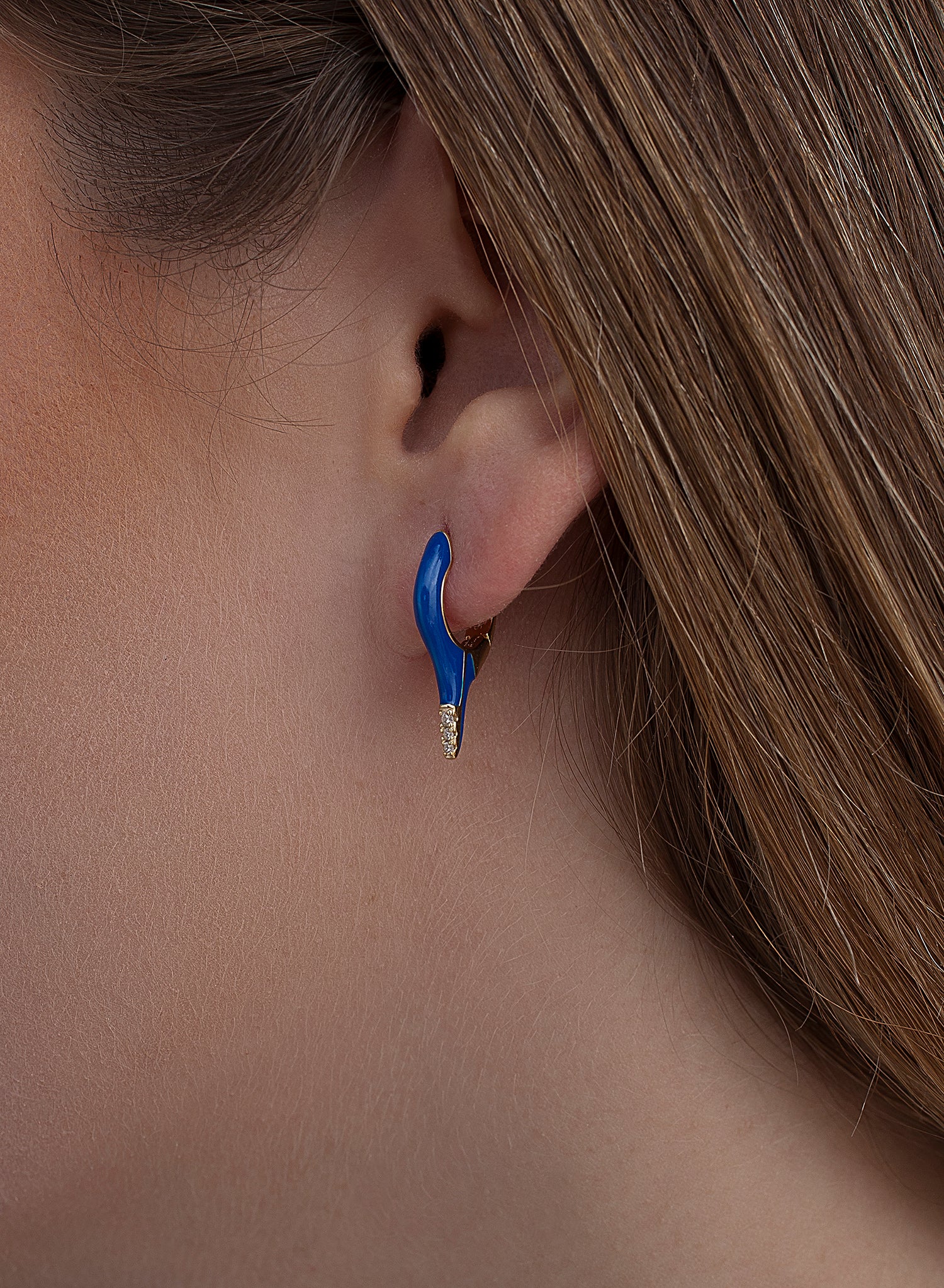 Boucles d'oreilles originales en argent avec un motif en forme de pointe émaillée bleue