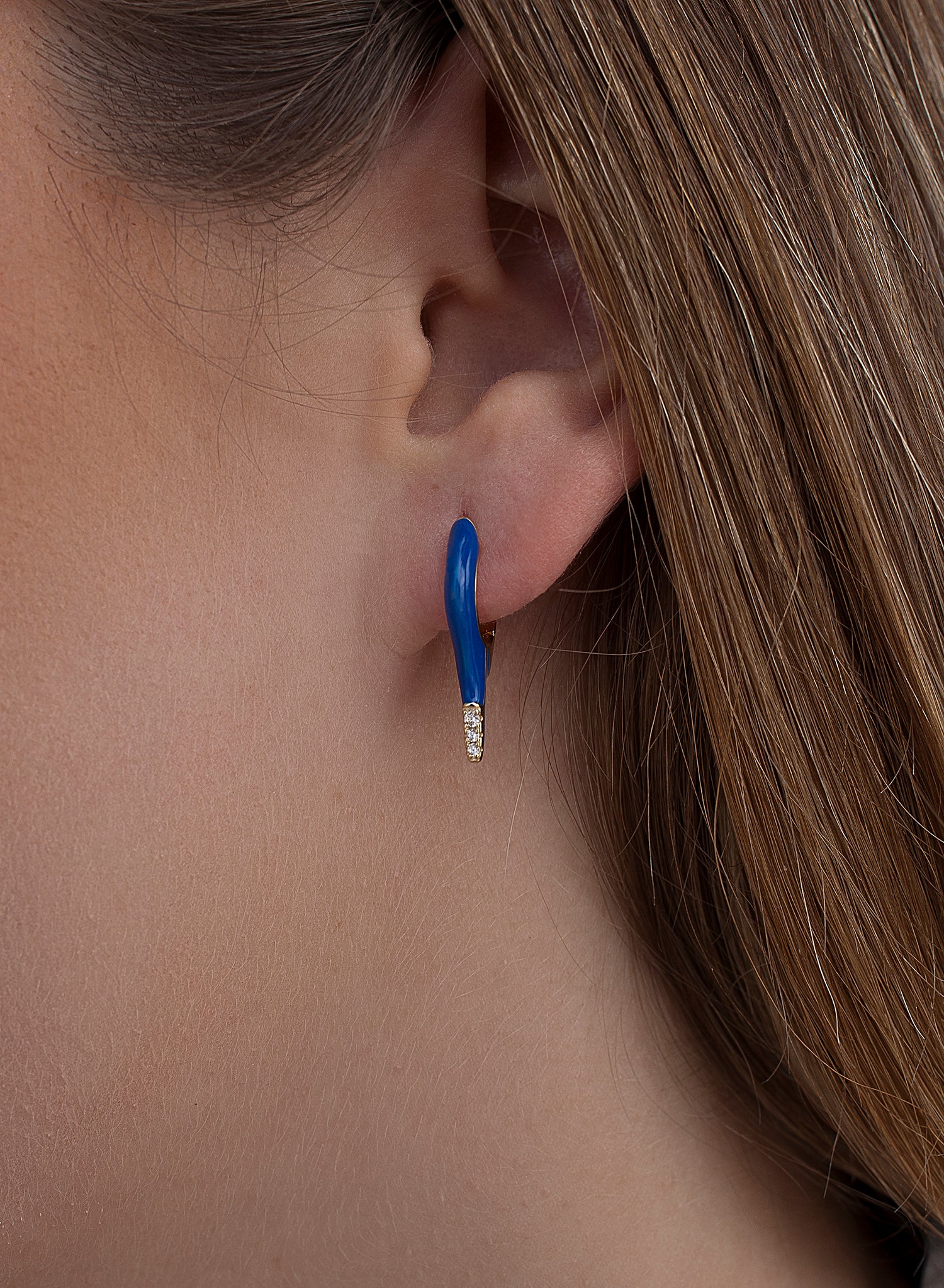 Boucles d'oreilles originales en argent avec un motif en forme de pointe émaillée bleue