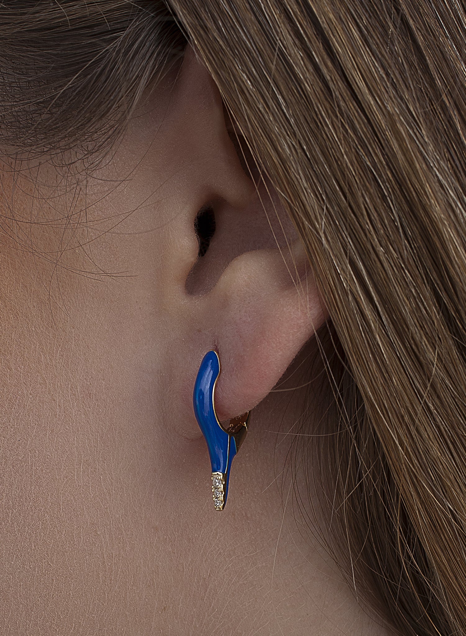 Boucles d'oreilles originales en argent avec un motif en forme de pointe émaillée bleue