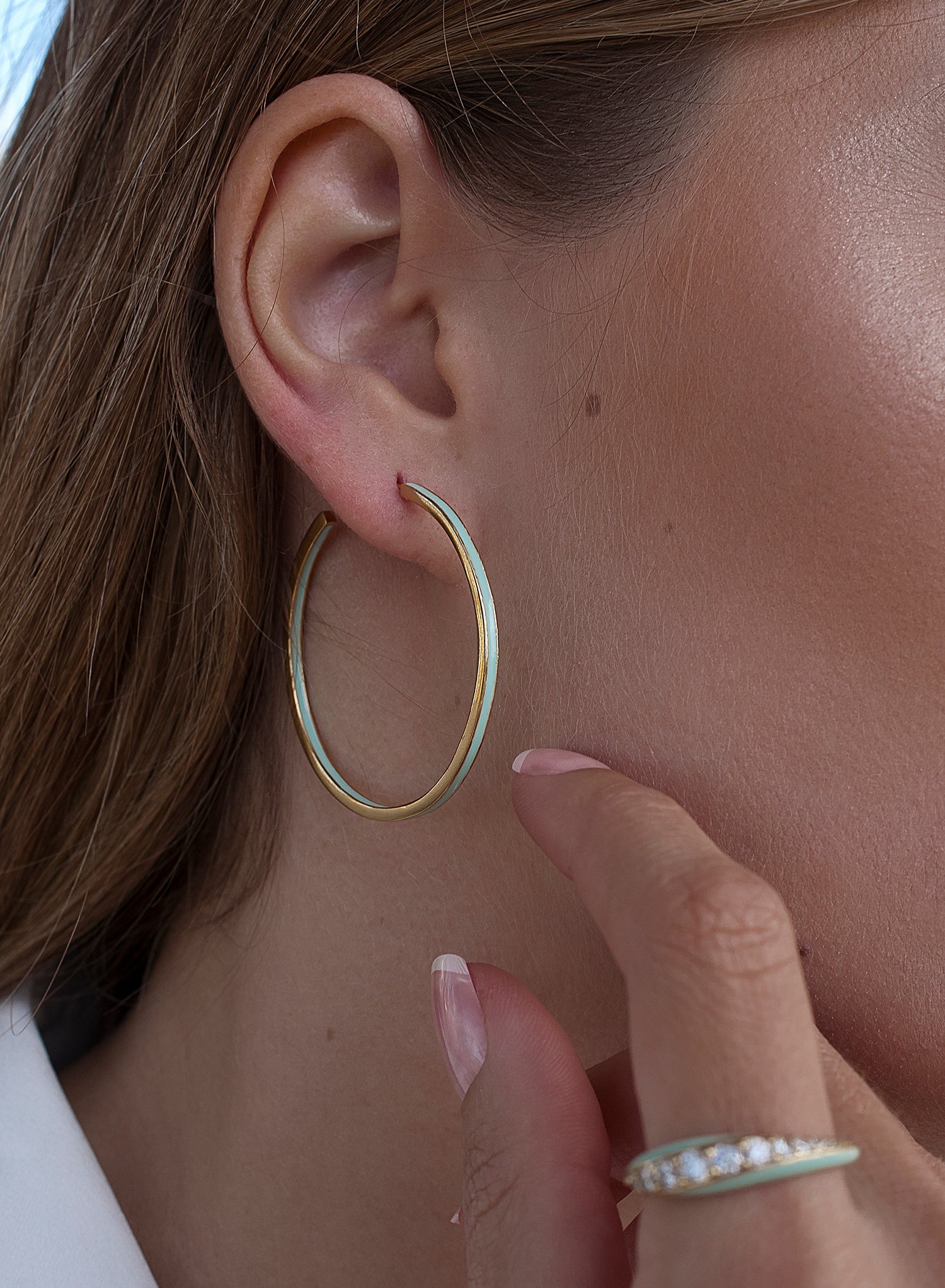 Grandes boucles d'oreilles créoles en argent avec motif émaillé couleur menthe, plaquées or