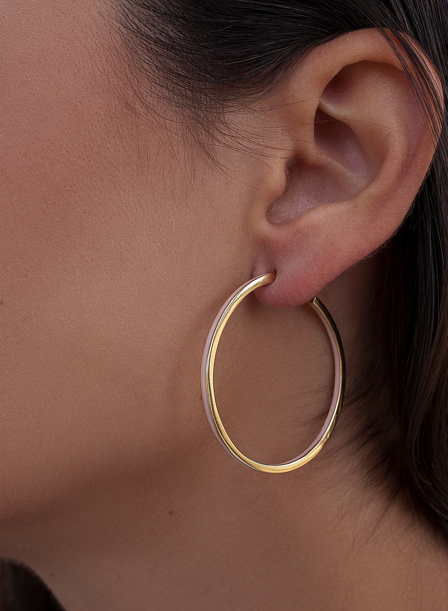 Grandes boucles d'oreilles créoles, motif émail rouge, plaquées or