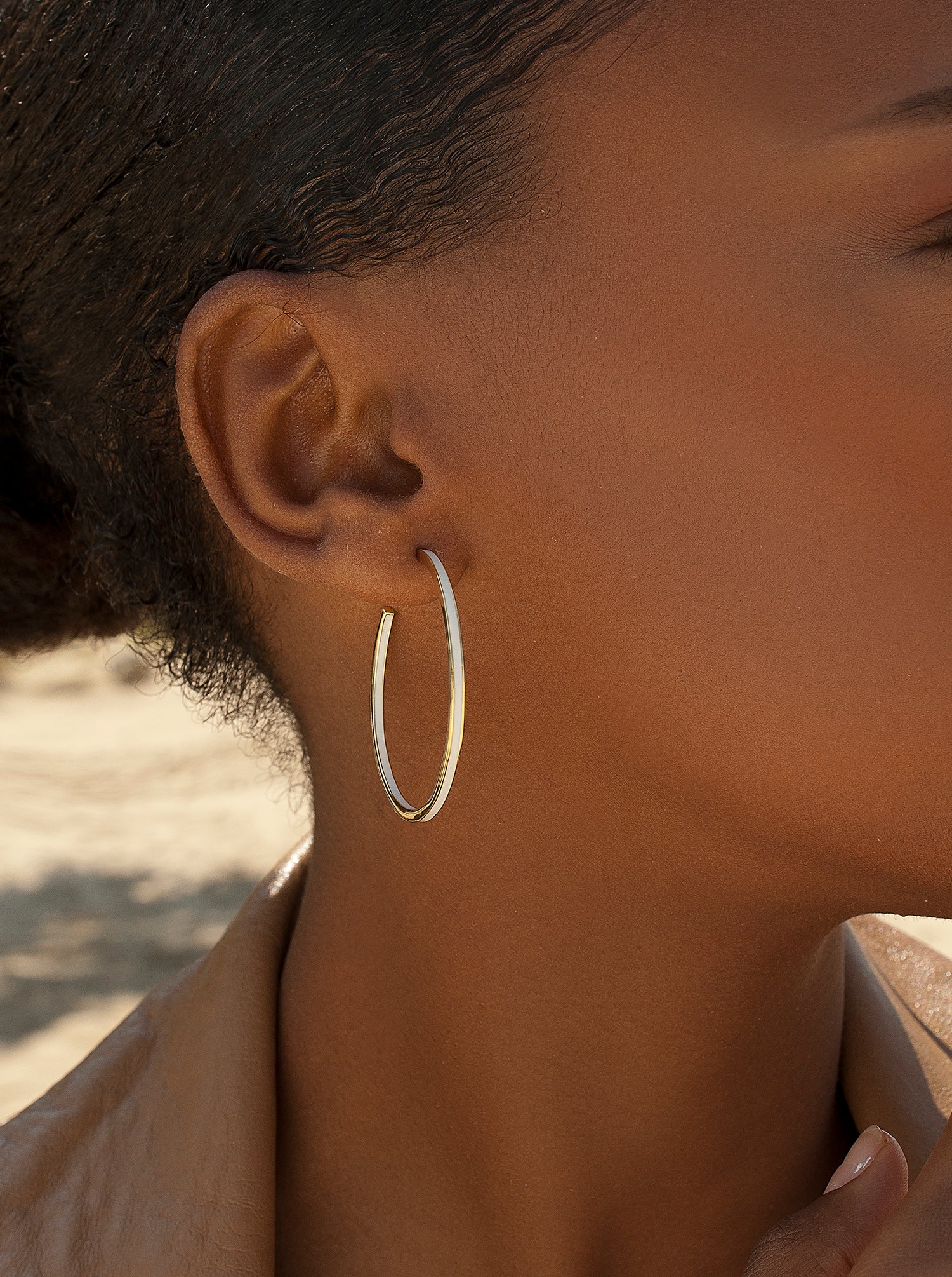Pendientes aros grandes diseño esmalte tono blanco bañados en oro