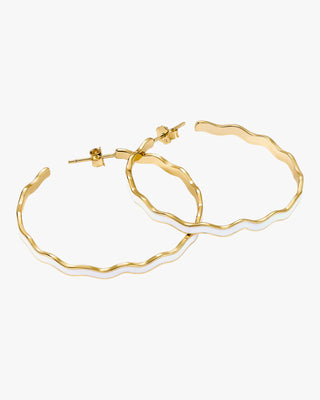 Pendientes aros grandes diseño ondulado con esmalte blanco