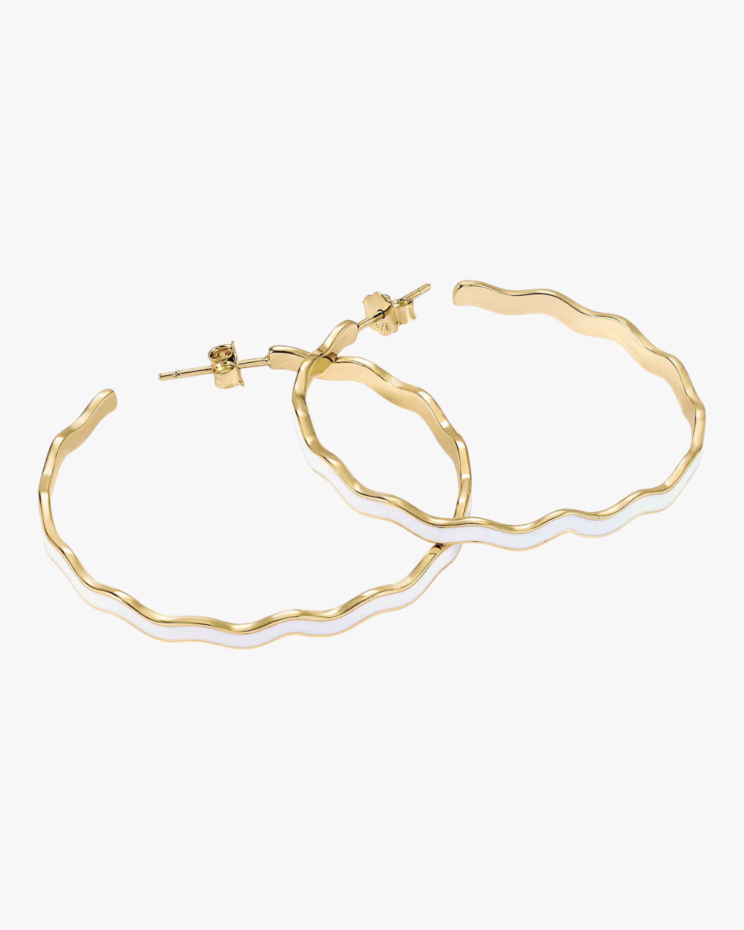 Pendientes aros grandes diseño ondulado con esmalte blanco