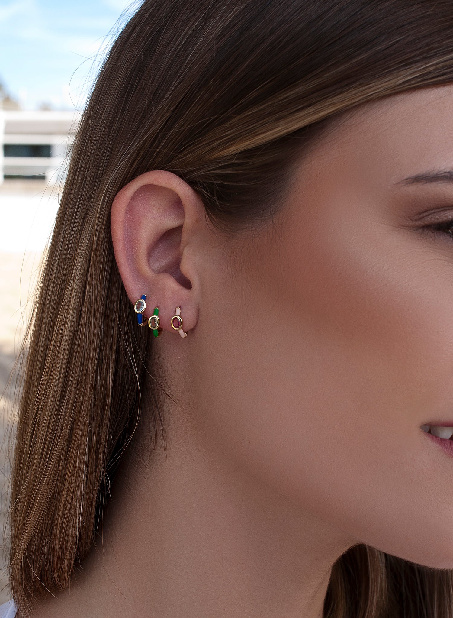 Pendientes aros pequeños diseño cuarzo adamantino central y esmalte azul
