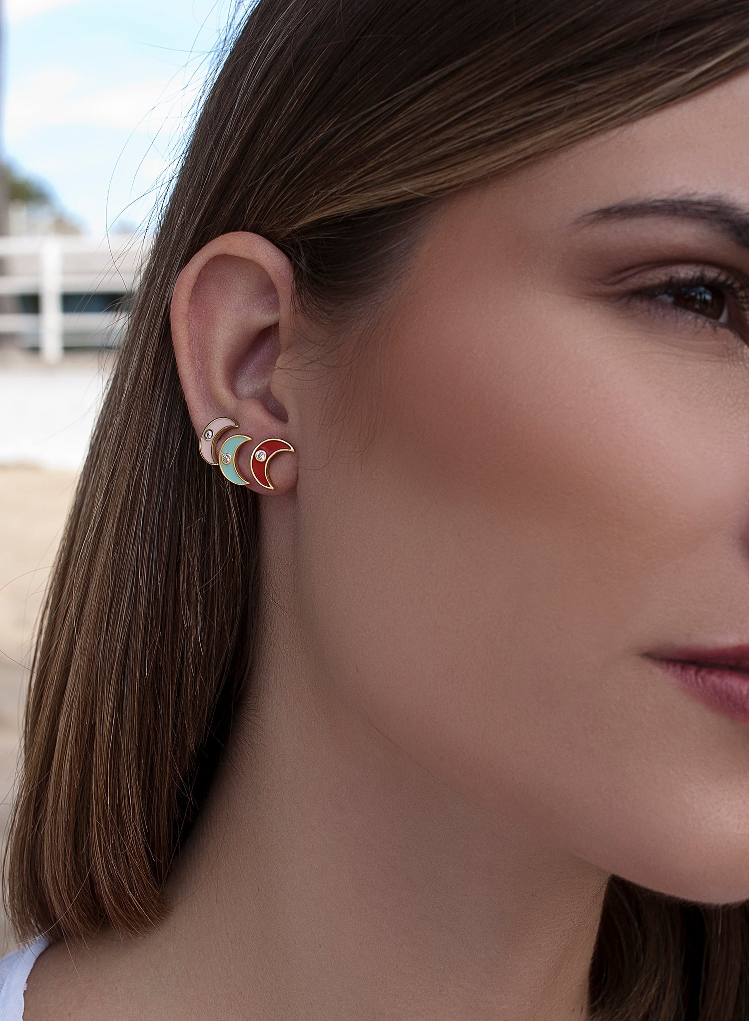 Pendientes pequeños en plata diseño luna esmalte menta