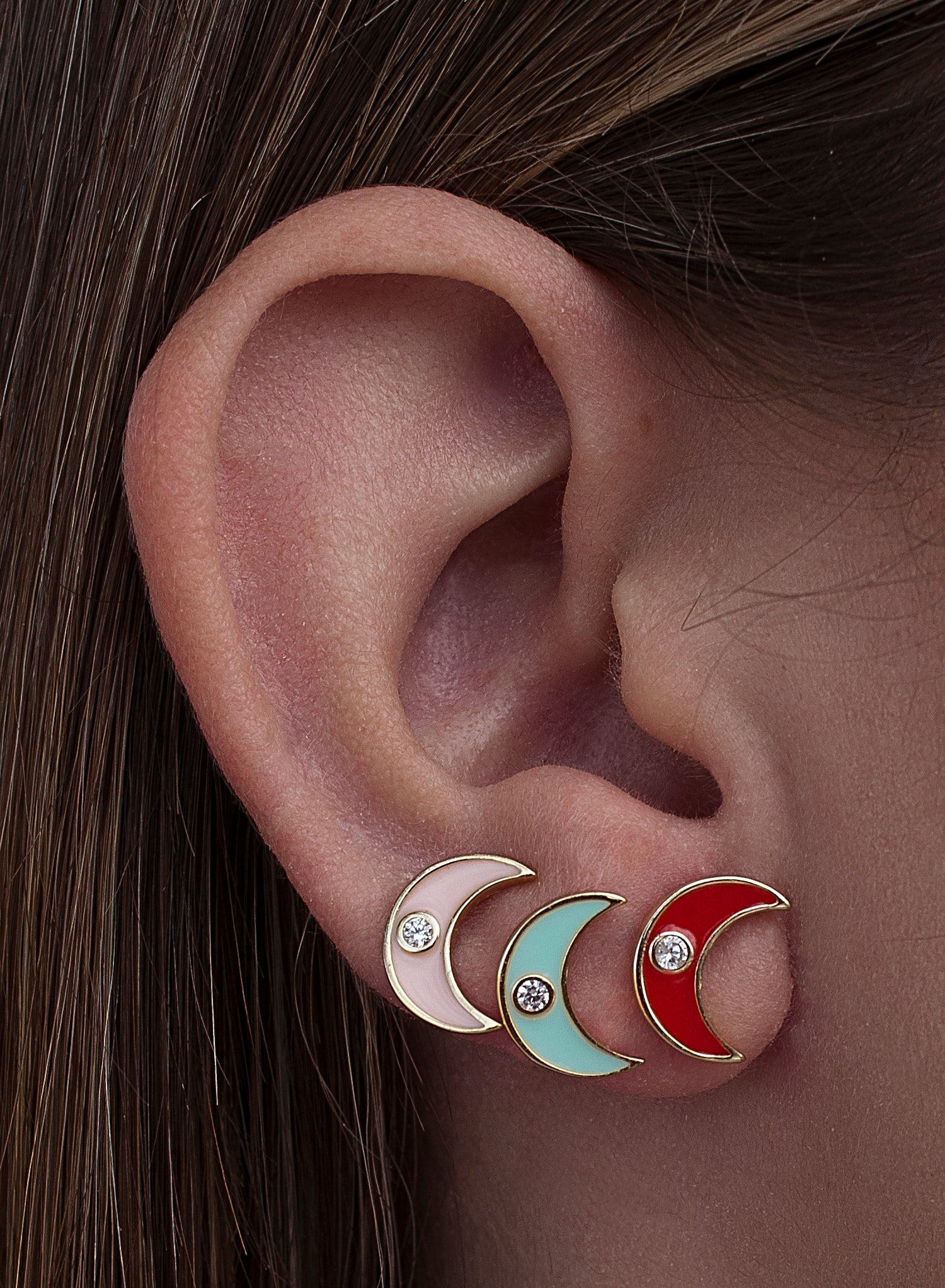 Pendientes pequeños en plata diseño luna esmalte rosa