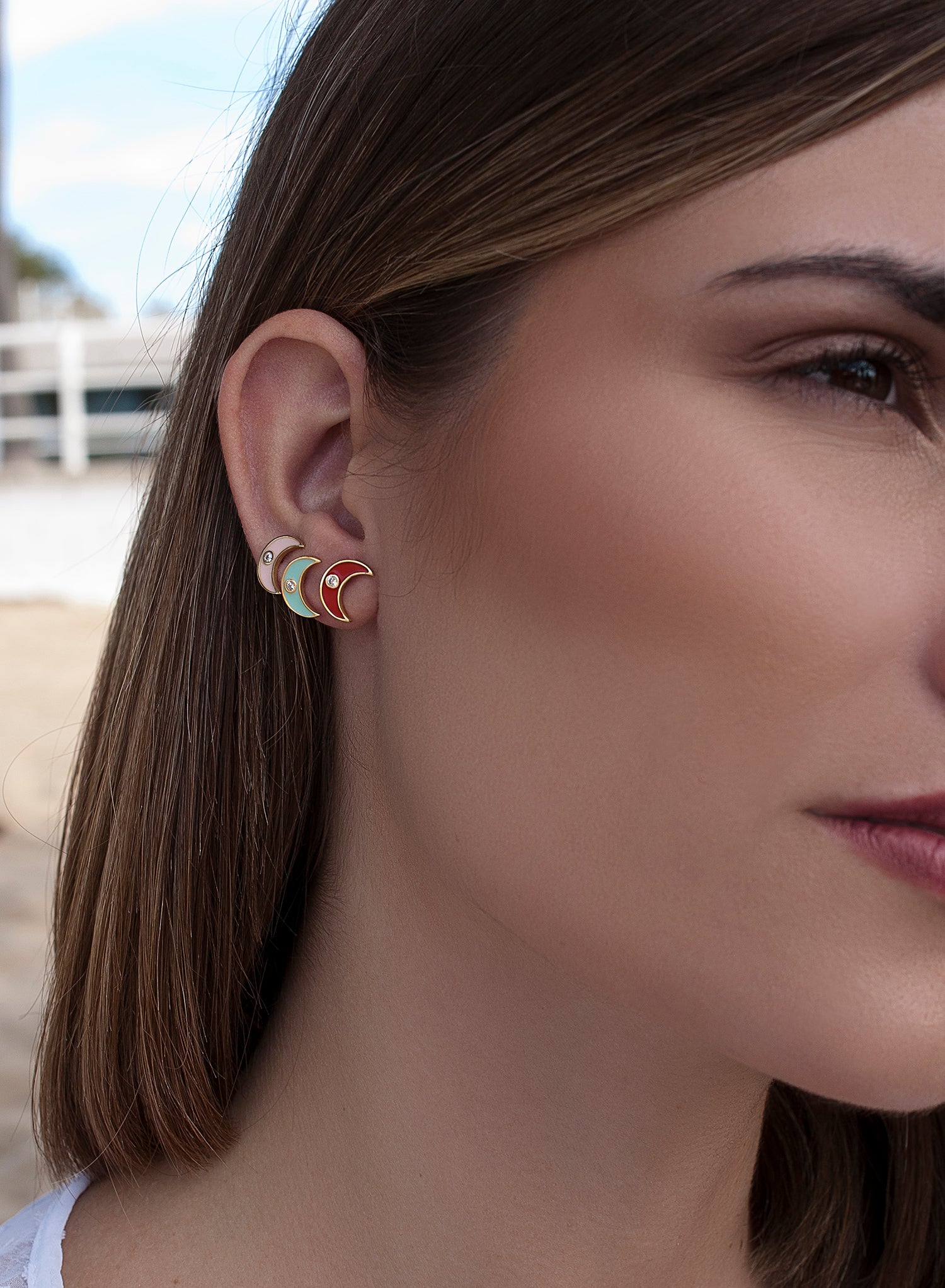 Pendientes pequeños en plata diseño luna esmalte rojo