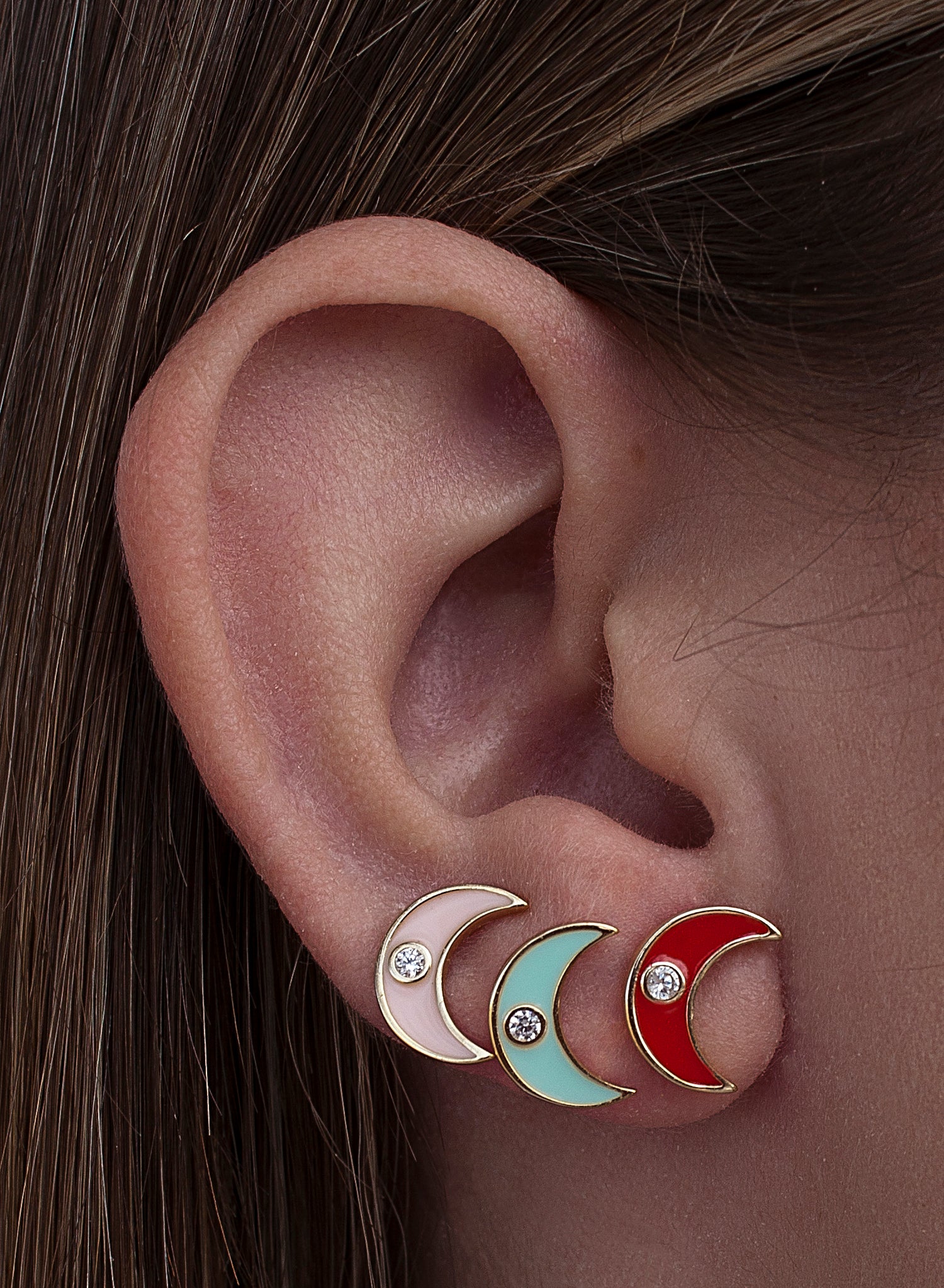 Pendientes pequeños en plata diseño luna esmalte rojo