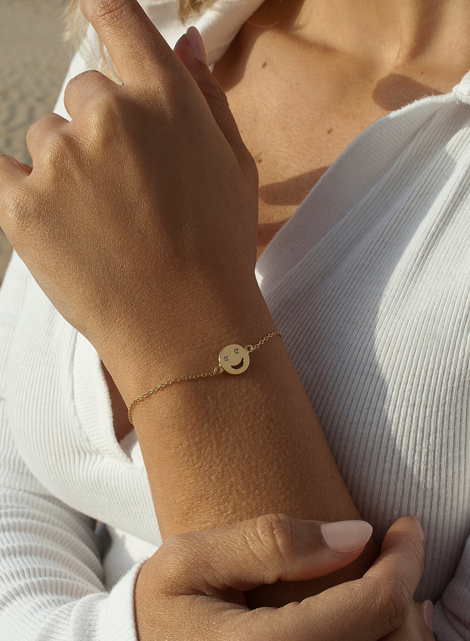Thin bracelets in smooth silver with a smile design