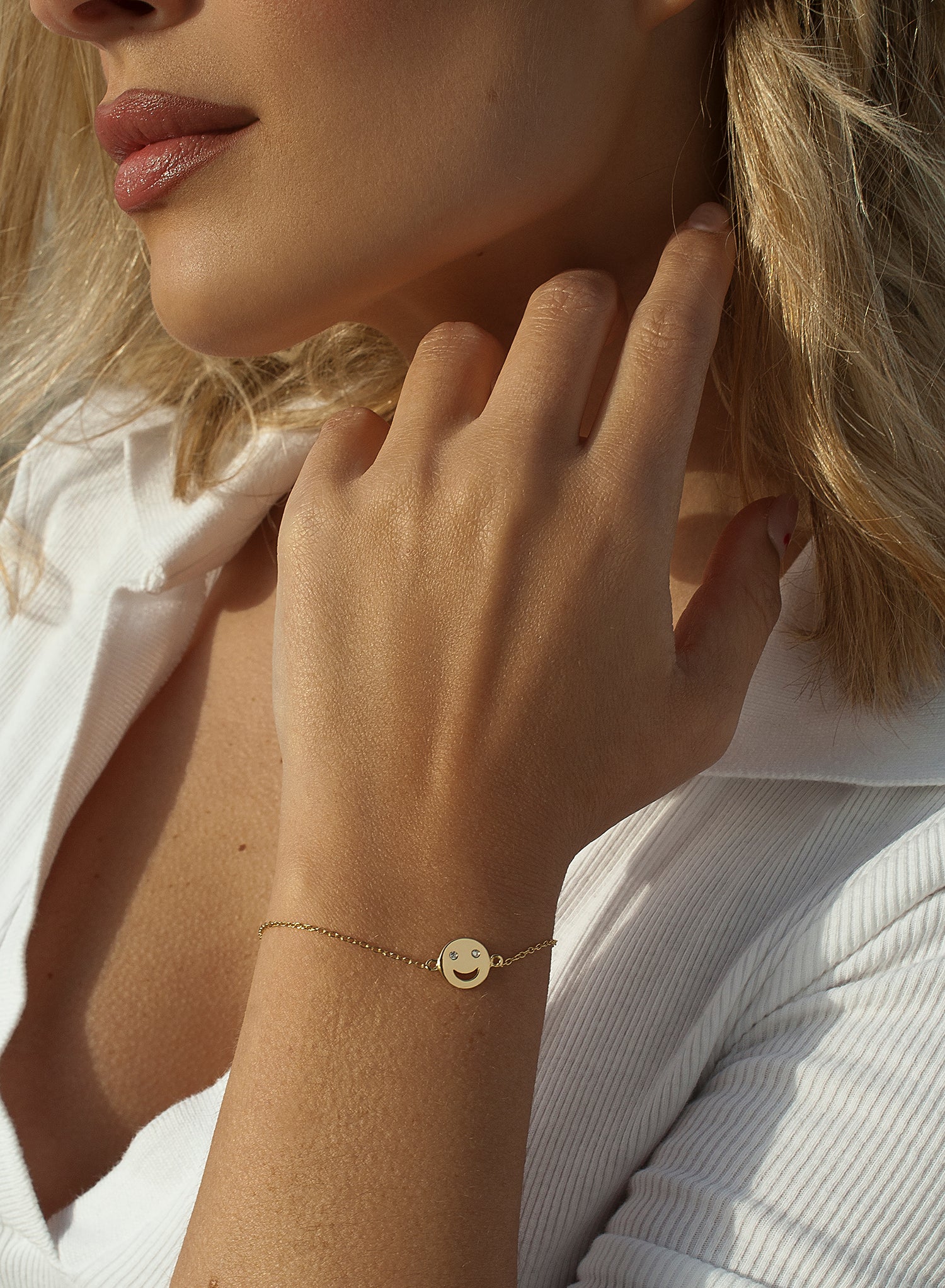 Thin bracelets in smooth silver with a smile design