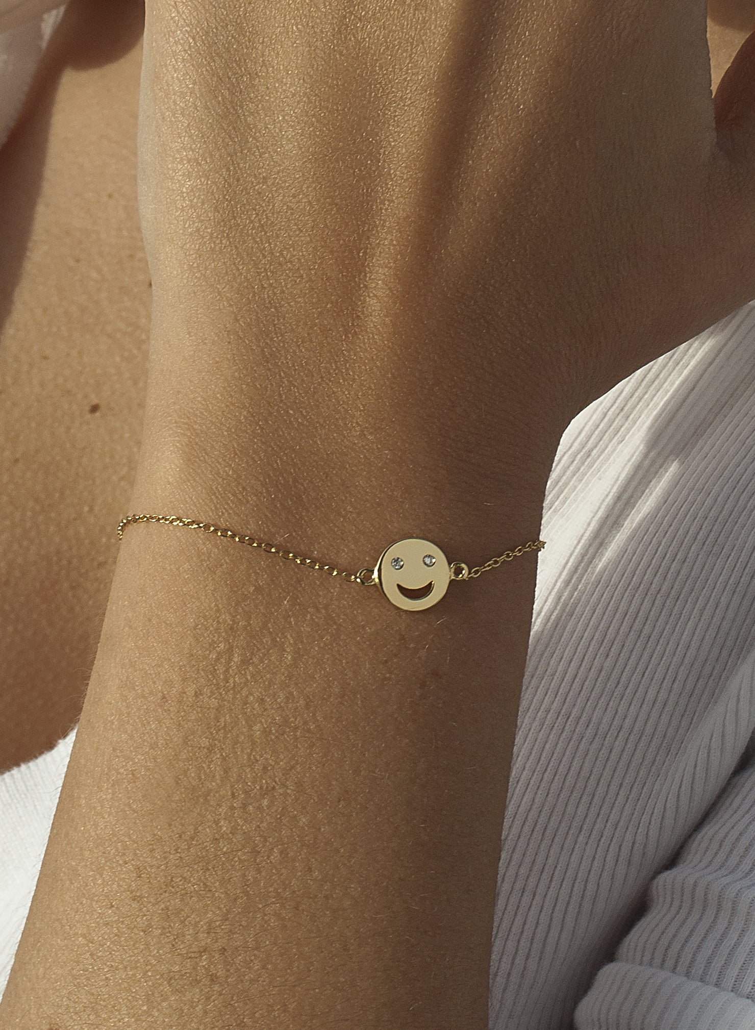 Thin bracelets in smooth silver with a smile design