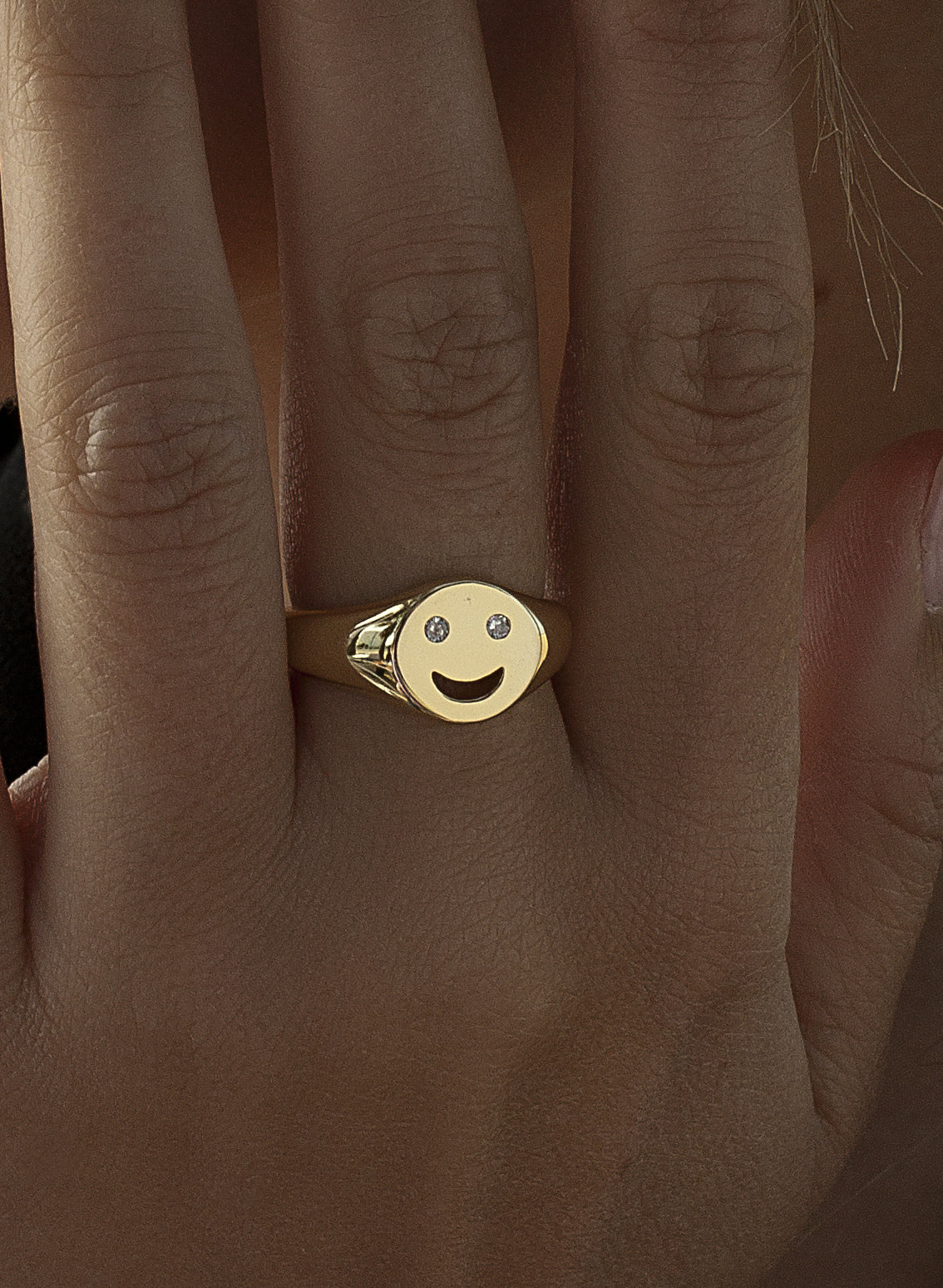 Anillo sello diseño smile con circonitas y baño de oro