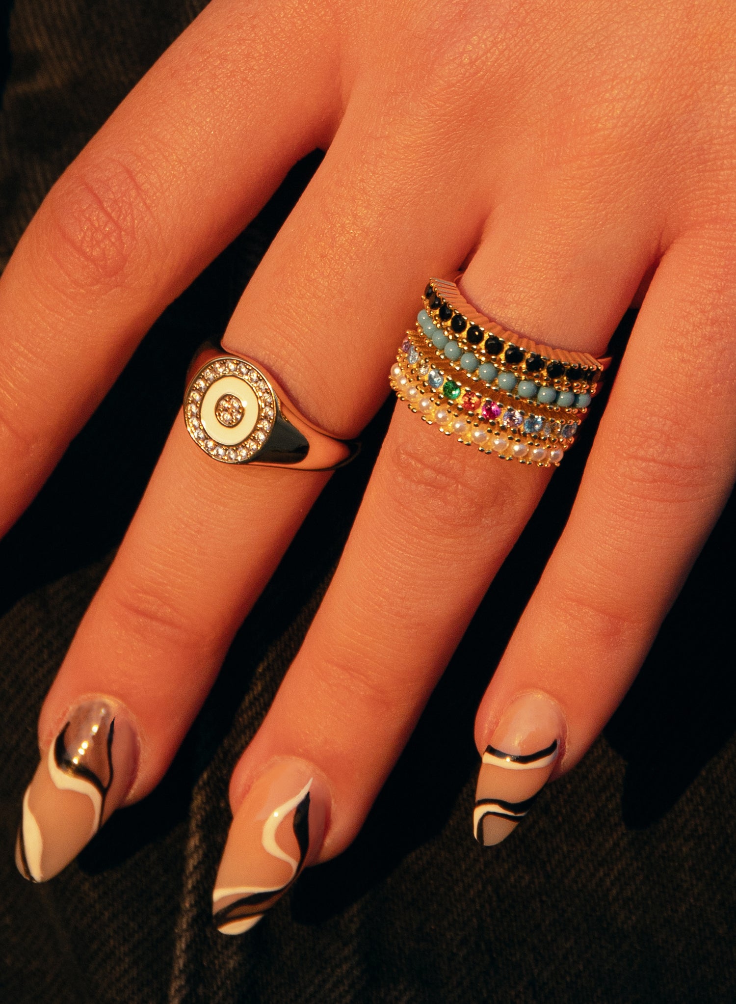 Anillo sello diseño circular esmalte blanco con circonitas