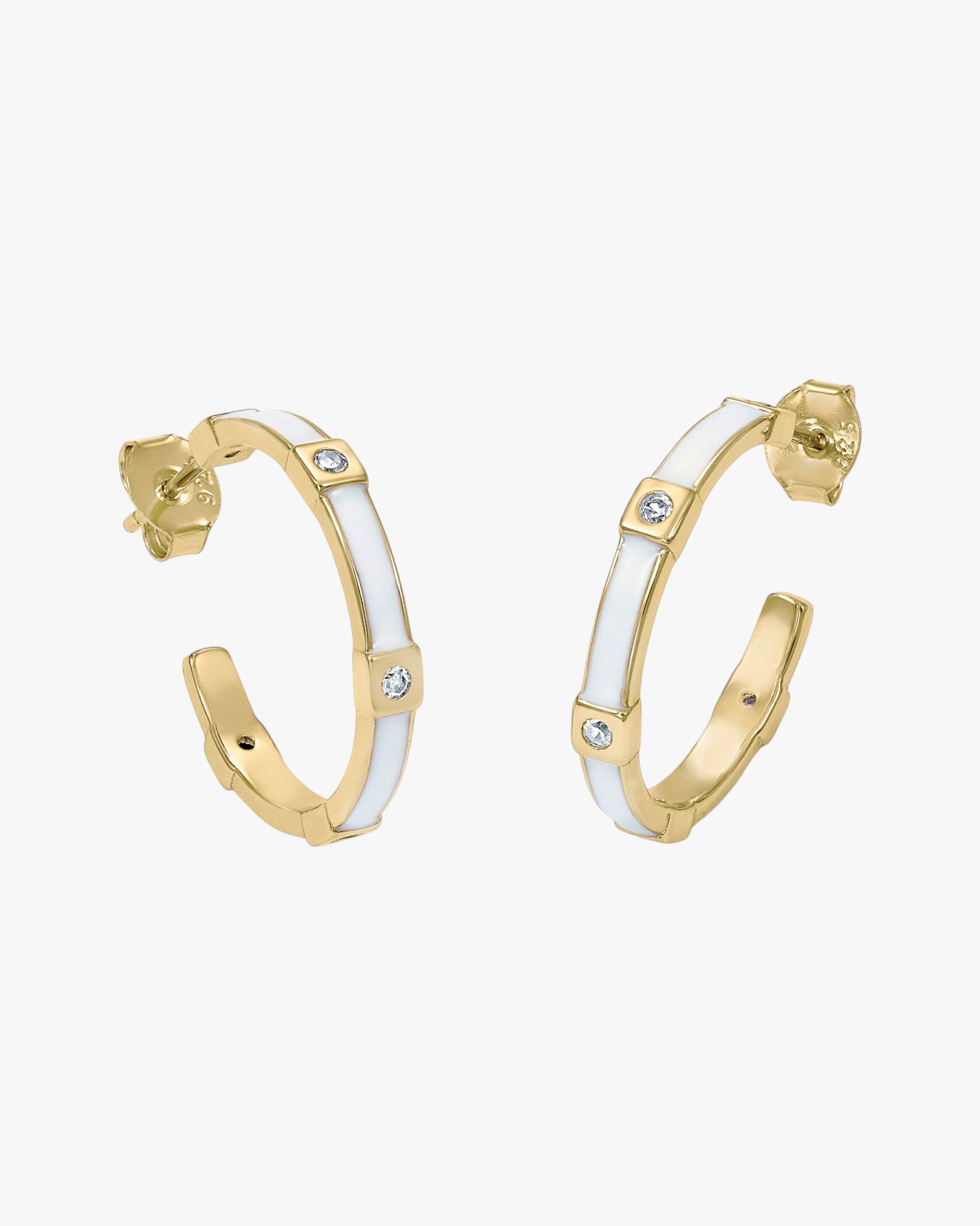 Petites boucles d'oreilles créoles à motif étagé, émail blanc et oxydes de zirconium