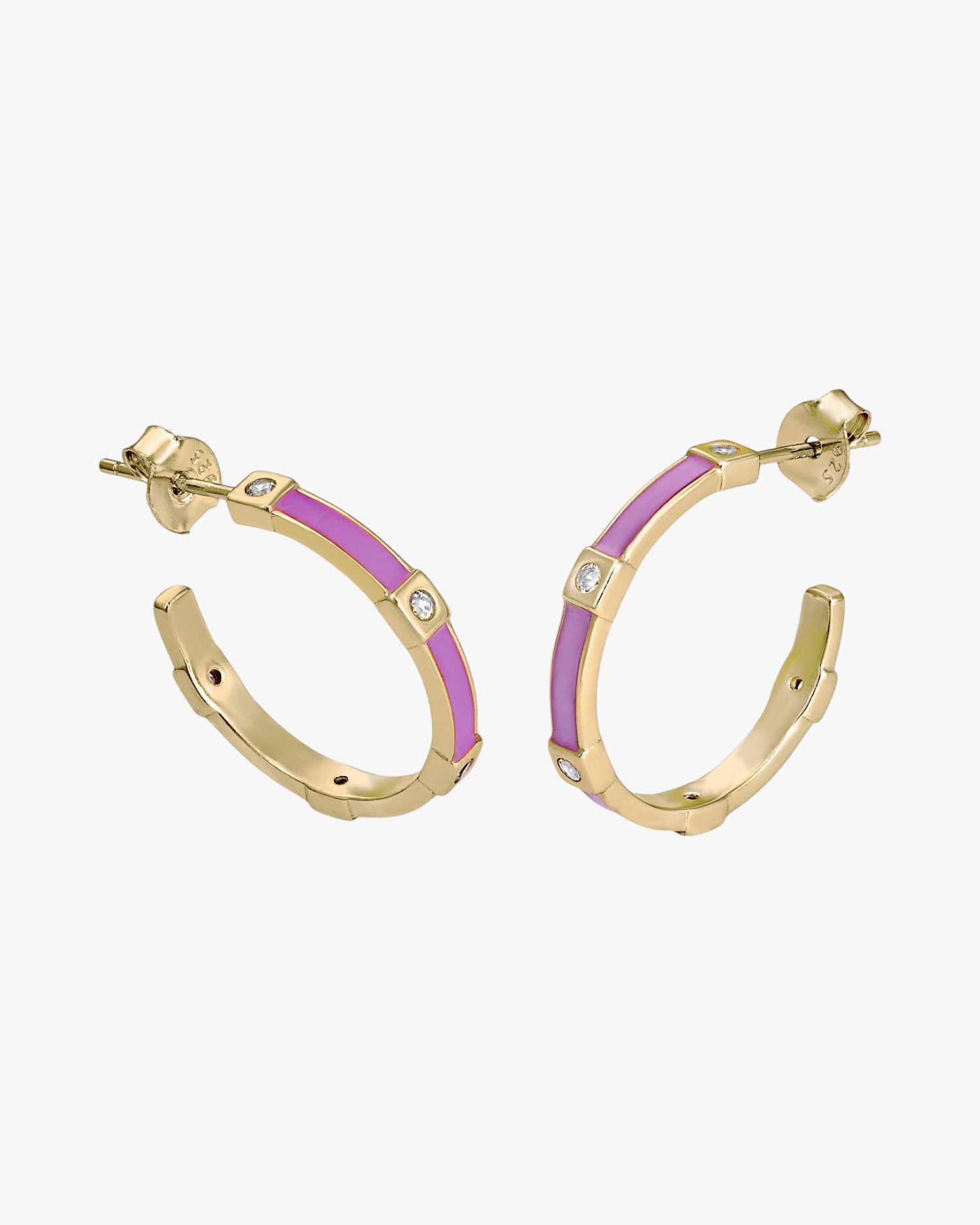 Petites boucles d'oreilles créoles à motif étagé, émail lilas et oxydes de zirconium