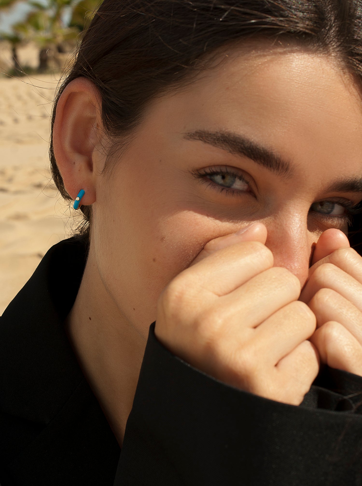 Pendientes aros pequeños esmalte azul y circonita central
