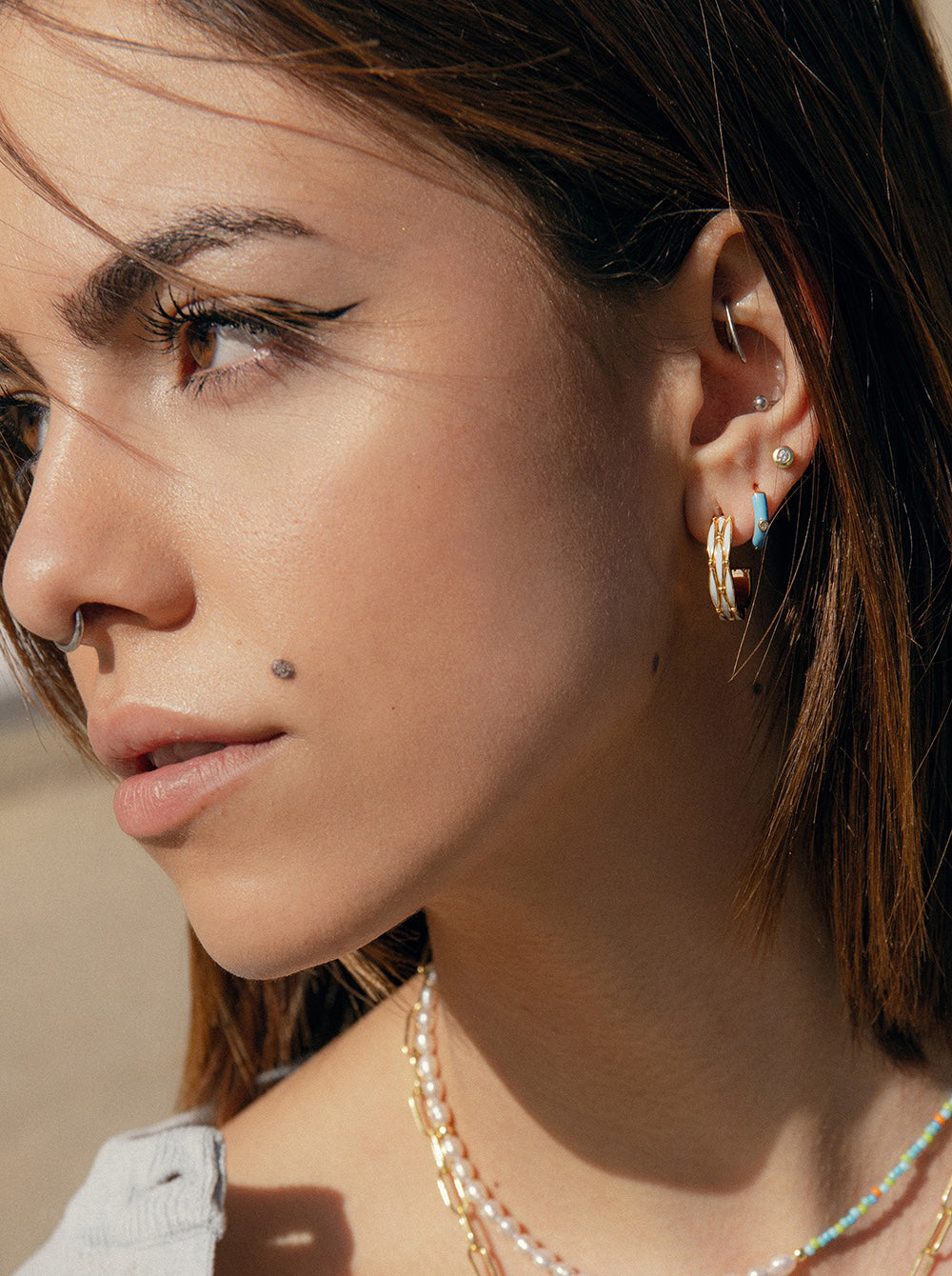 Pendientes aros pequeños esmalte azul claro y circonita central