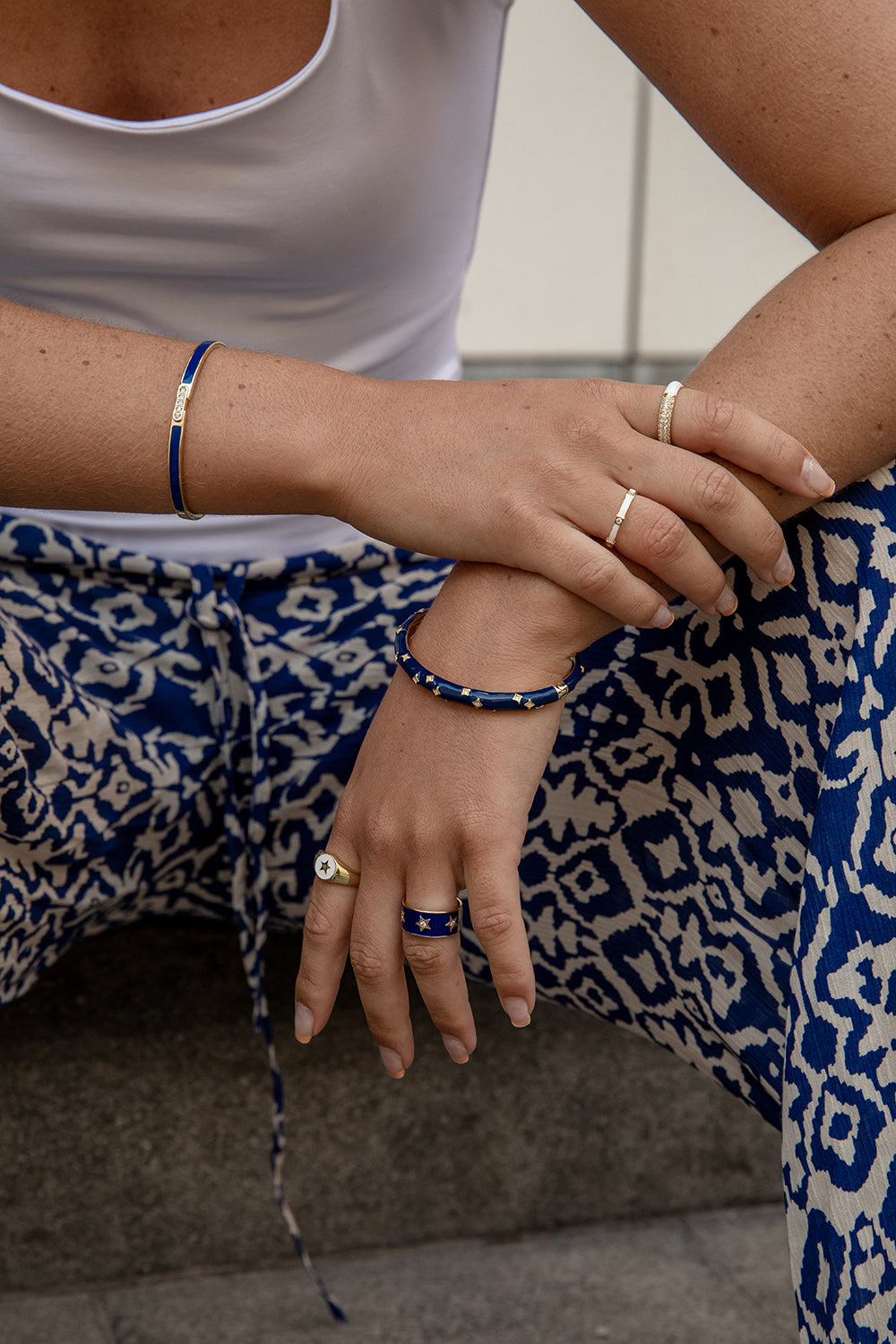 Pulsera esclava diseño irregular de esmalte azul eléctrico