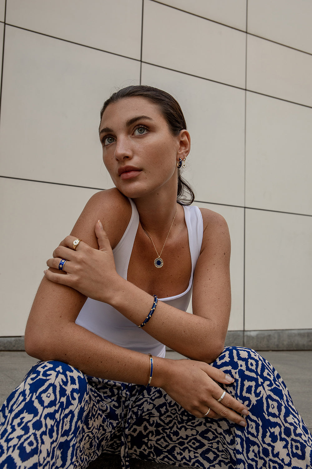 Pulsera esclava diseño irregular de esmalte azul eléctrico