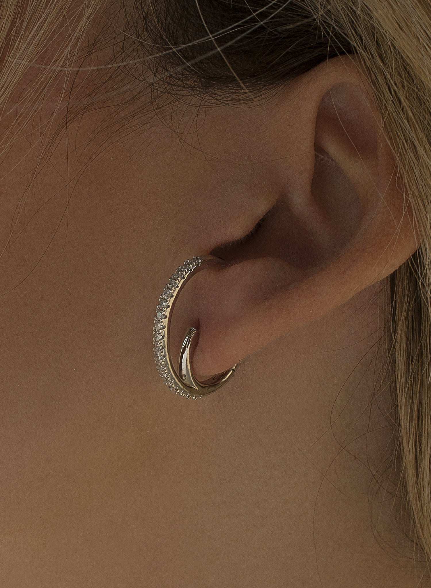 Boucles d'oreilles créoles originaux support antitrago design spirale de zircon