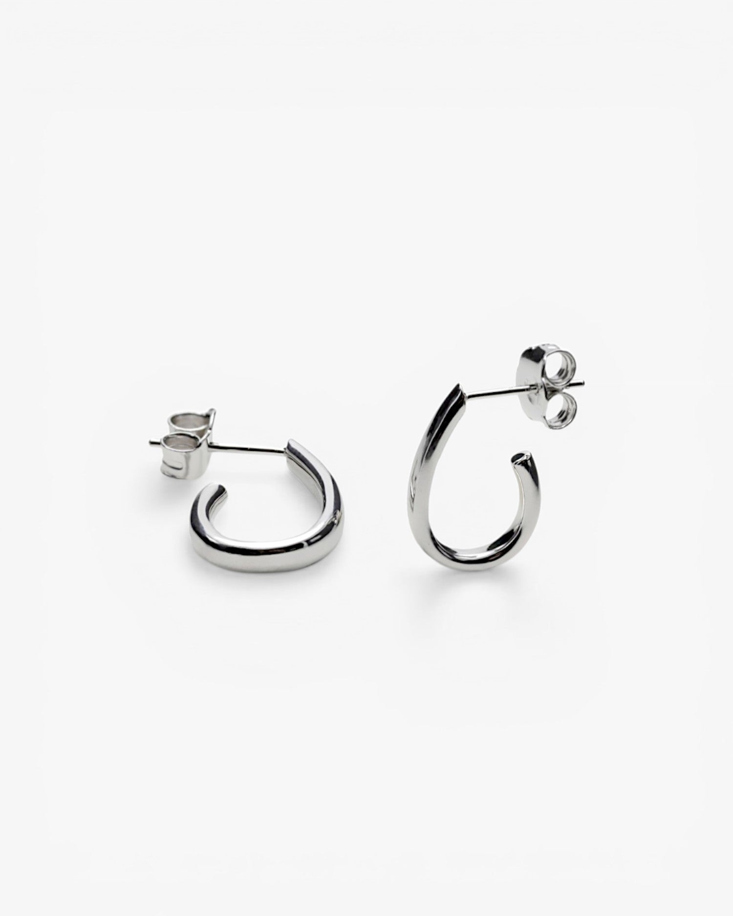 Petites boucles d'oreilles créoles, design semi-ouvert, et argent simple