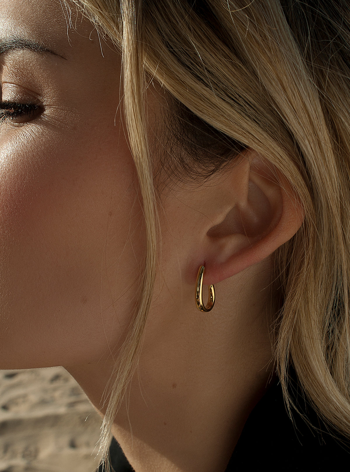 Pendientes aros pequeños diseño semiabierto y plata lisa bañada en oro