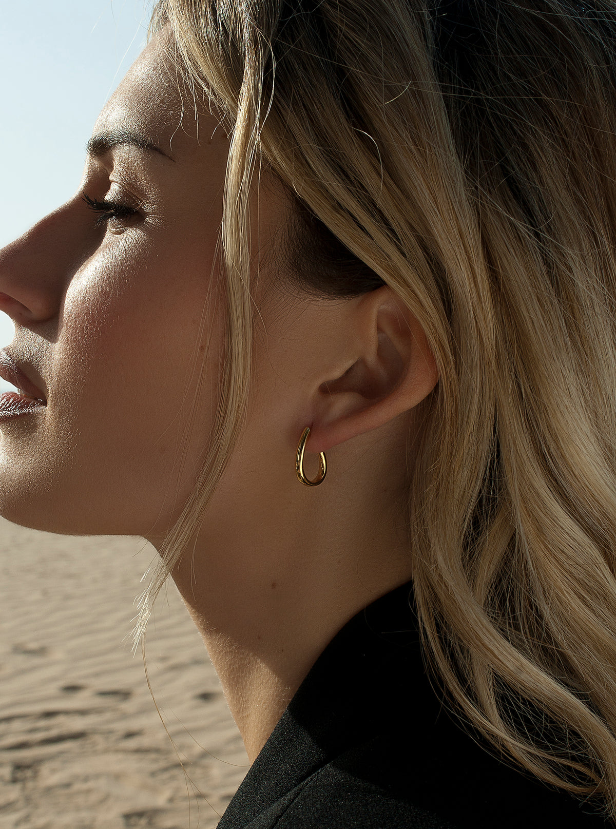 Pendientes aros pequeños diseño semiabierto y plata lisa bañada en oro