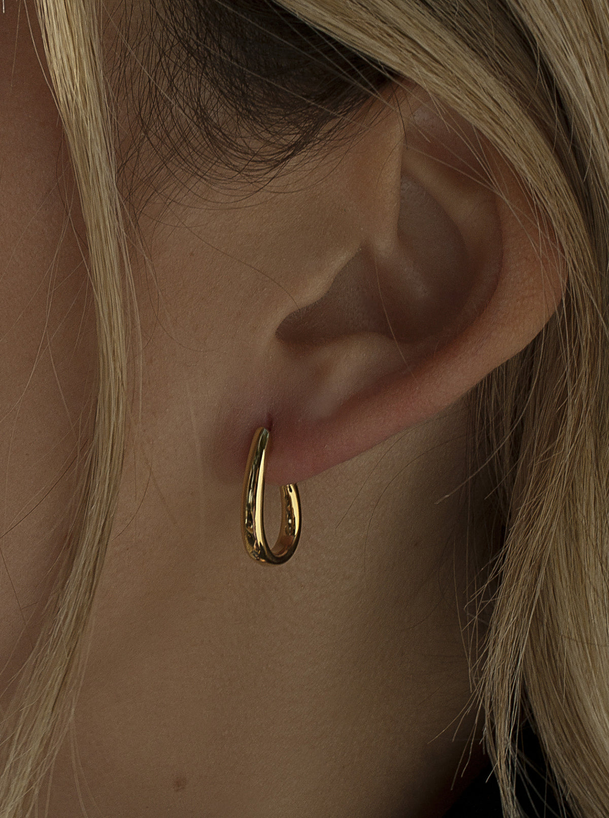 Pendientes aros pequeños diseño semiabierto y plata lisa bañada en oro