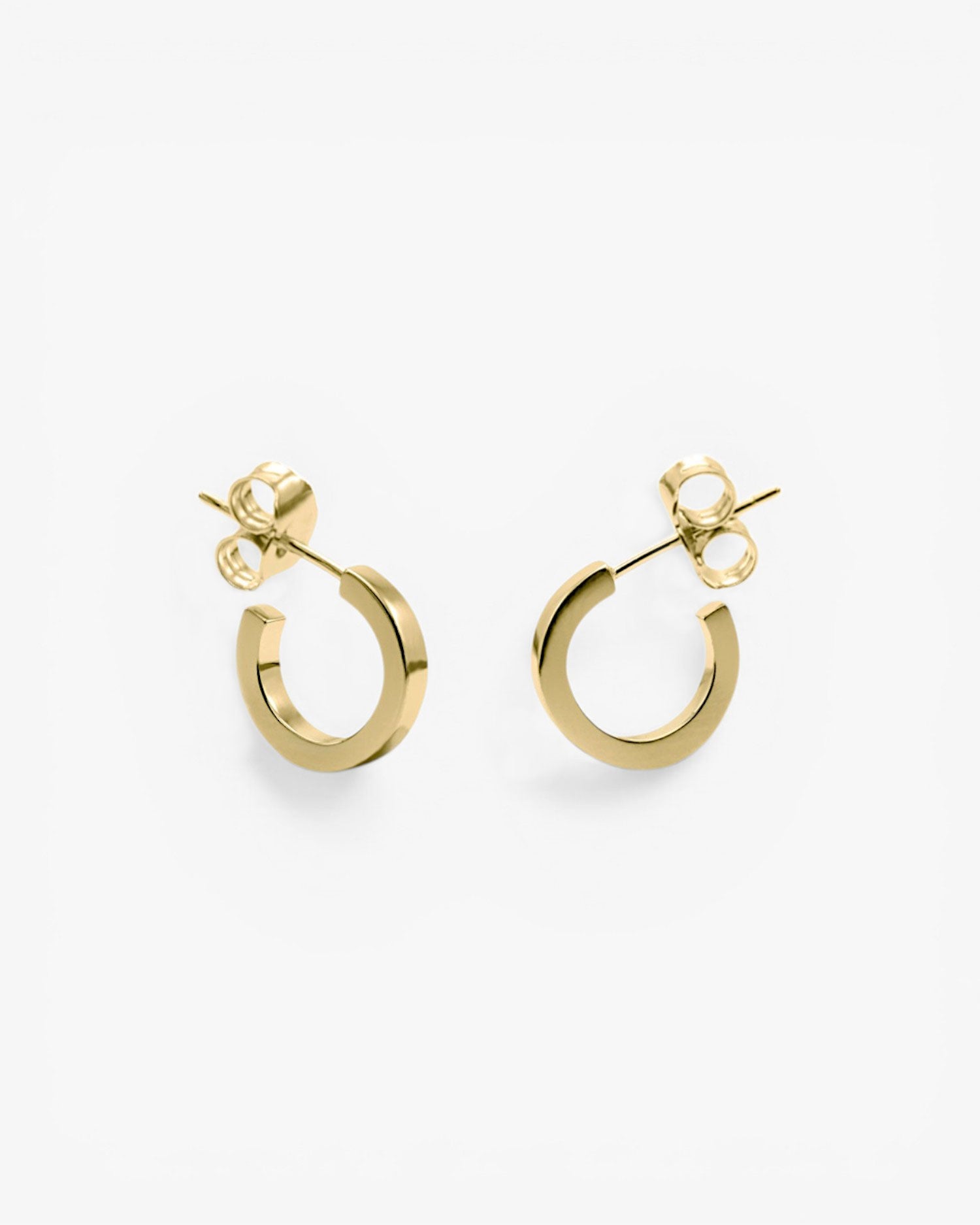 Pendientes aros pequeños con baño dorado diseño cuadrado