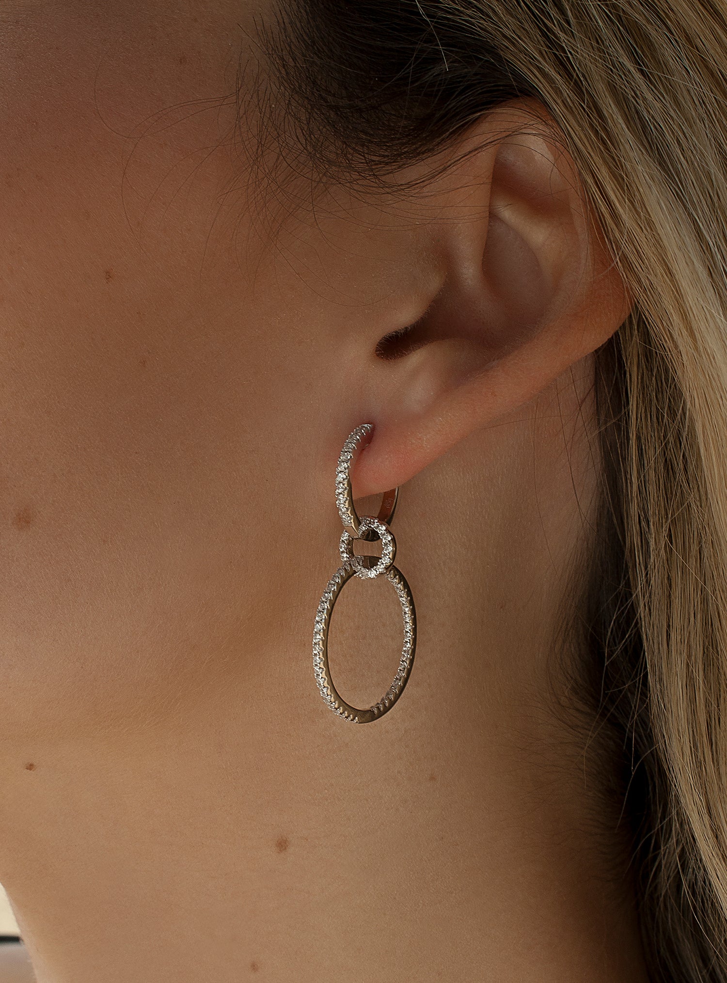 Boucles d'oreilles créoles avec pendentifs design de créole triplesavec zircons