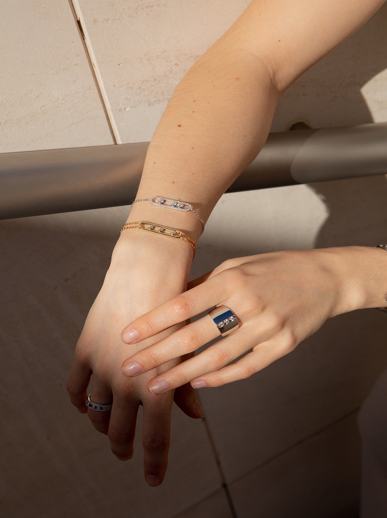 Pulseras finas de plata con diseño central rectangular
