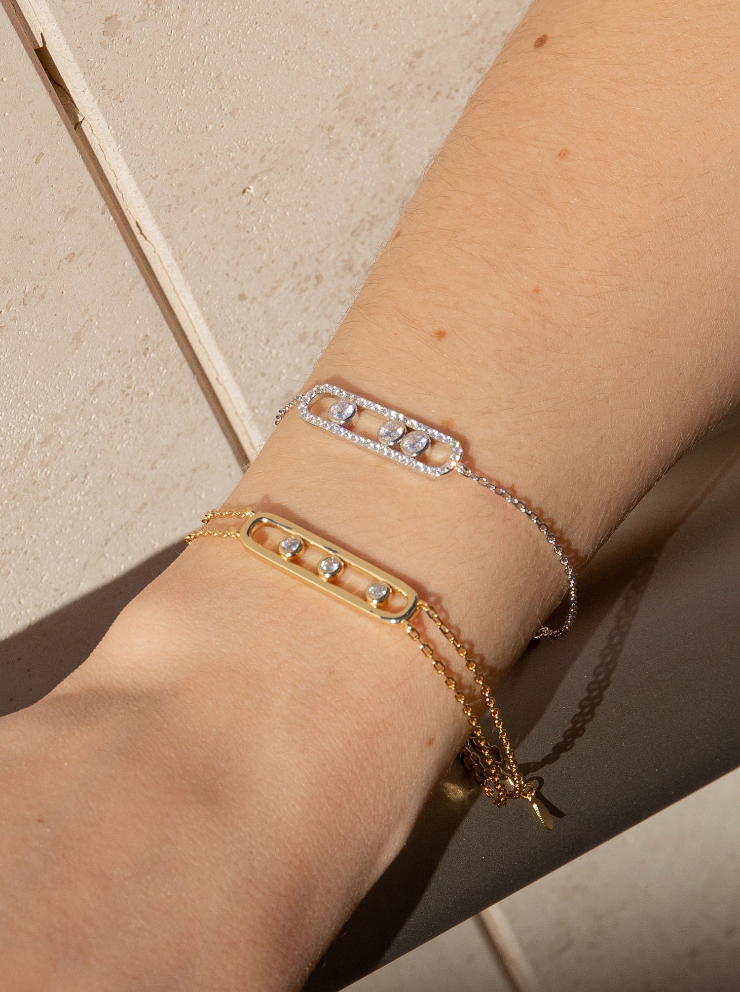 Pulseras finas de plata con diseño central rectangular