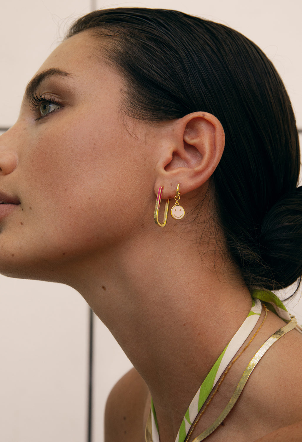 Hoop earrings with smile medal design pendants in enamel