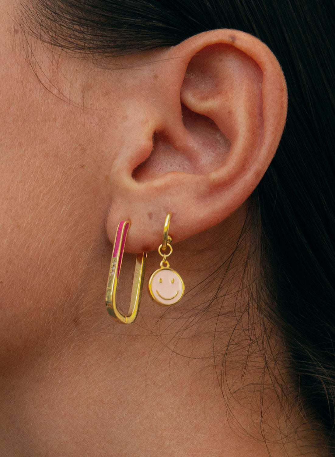 Hoop earrings with smile medal design pendants in enamel