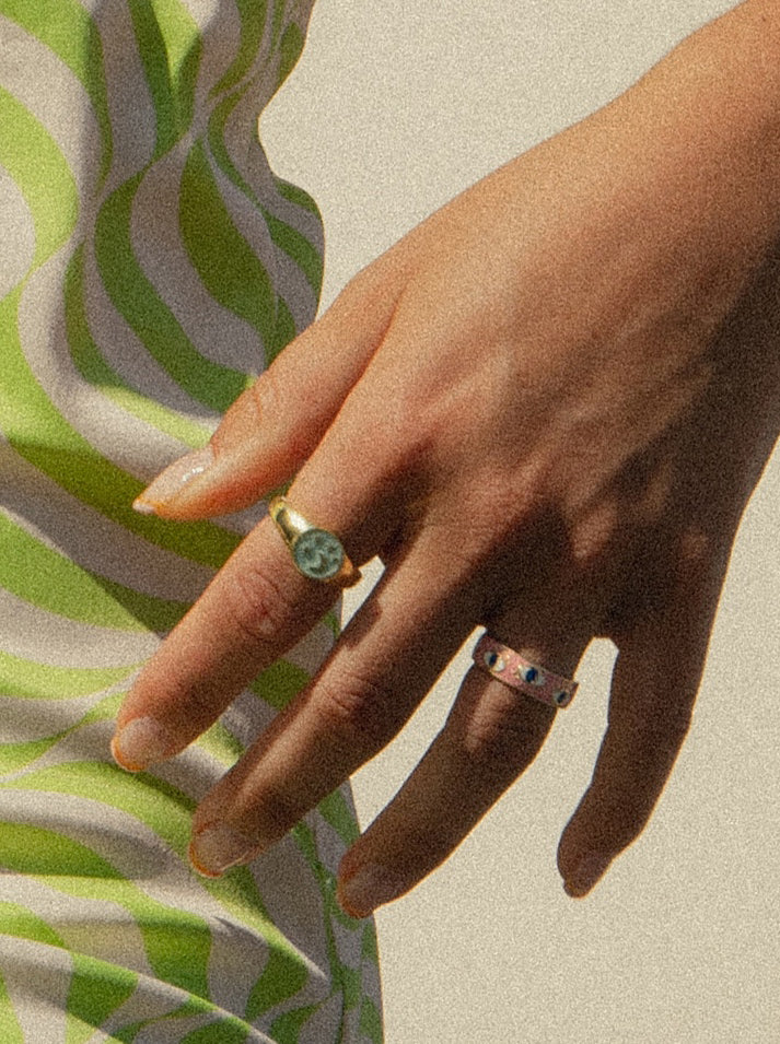 Anillo sello de plata diseño de esmalte dibujo de luna y estrellas