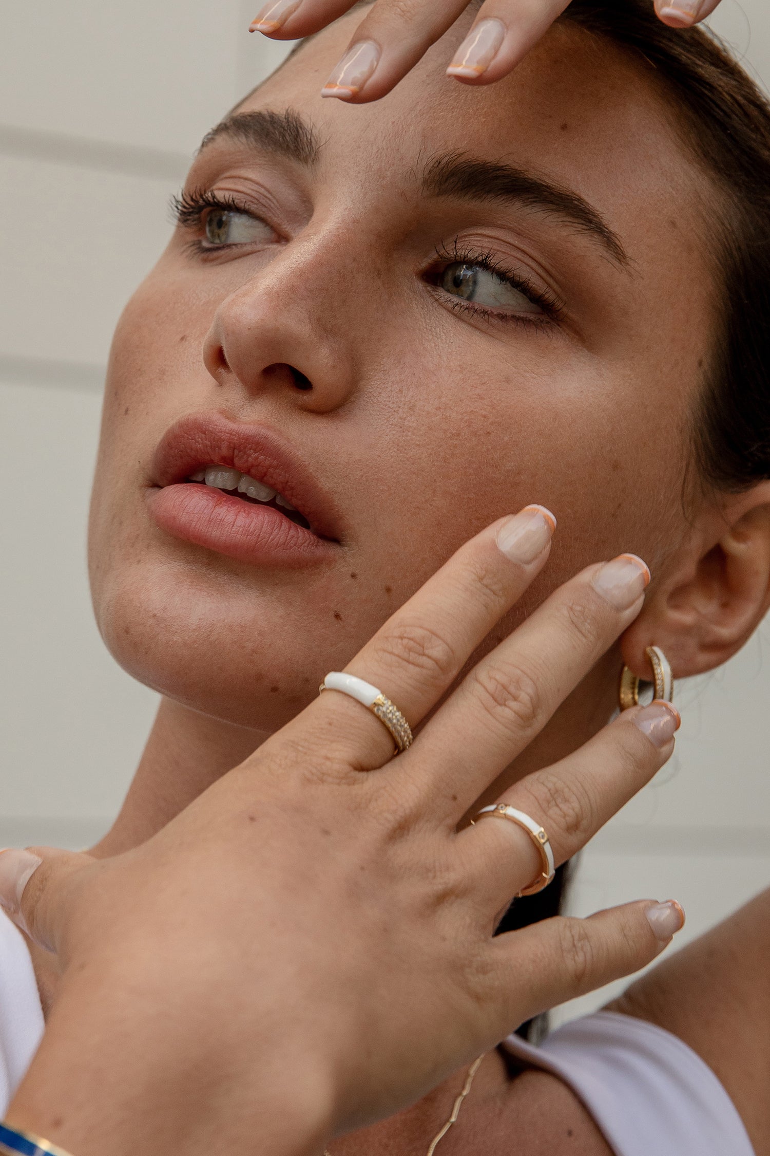 Anillo esmalte blanco con engaste de circonitas