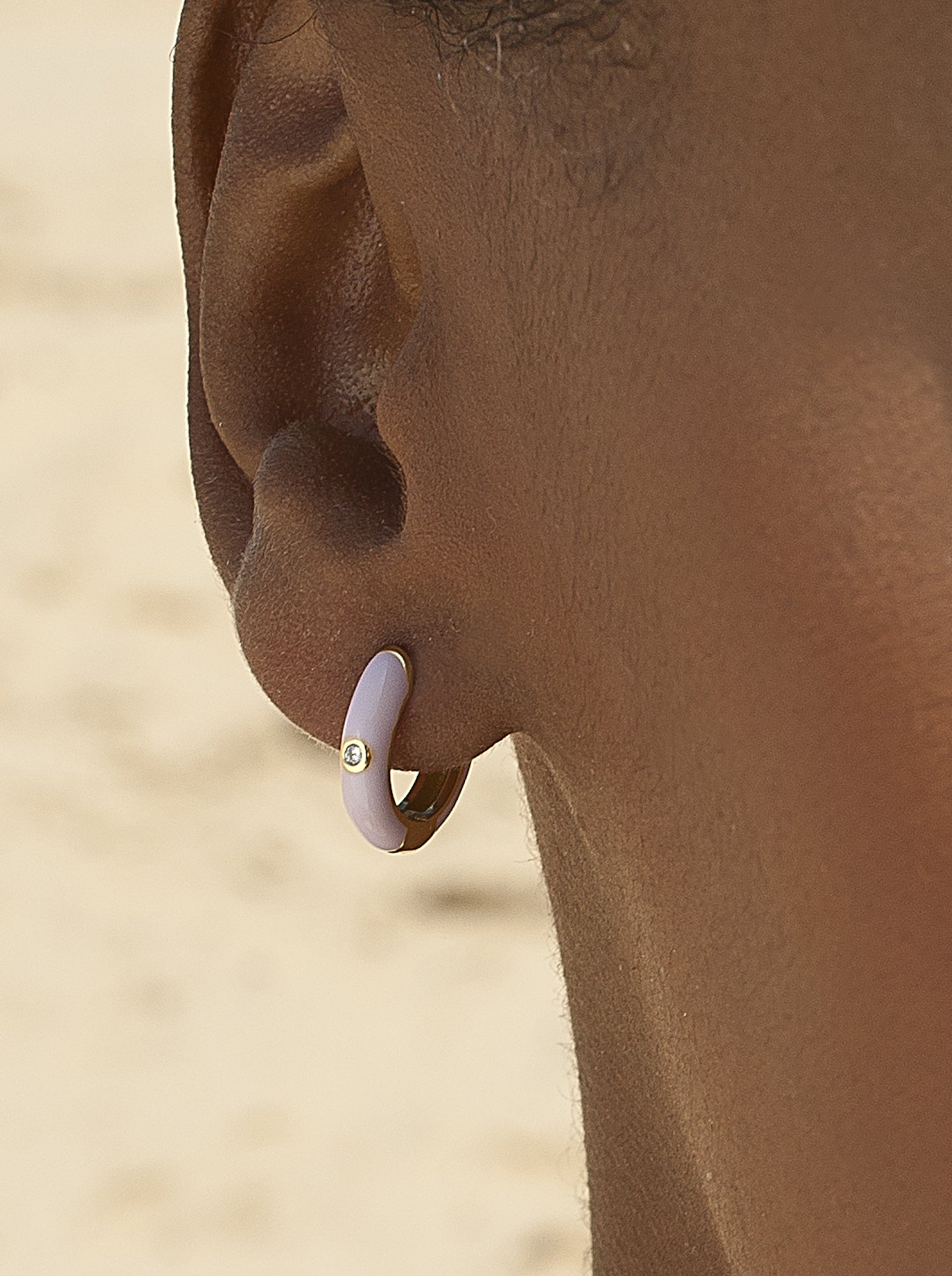 Petites boucles d'oreilles créoles, motif en émail lilas avec zircon cubique central