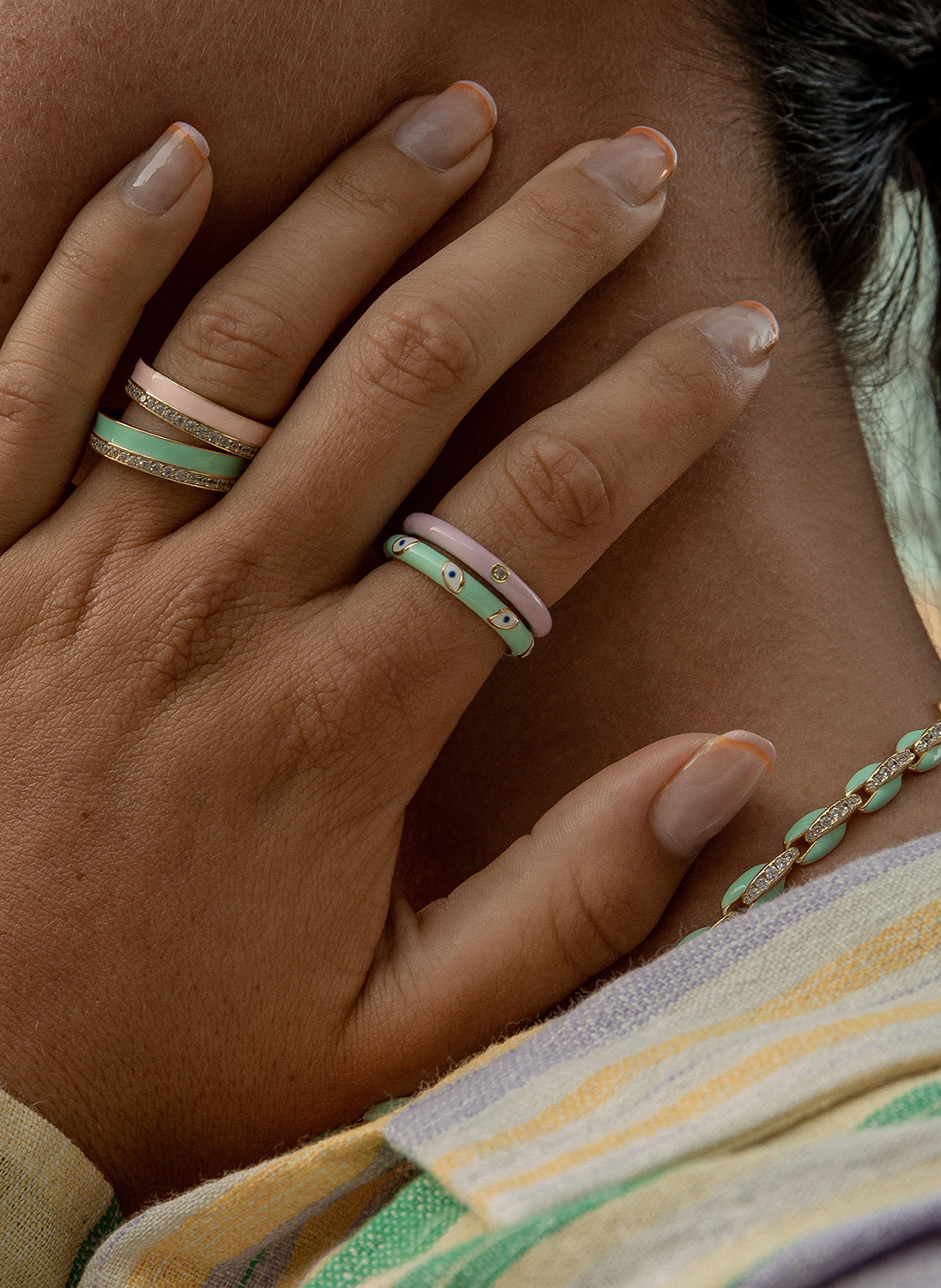 Anillo esmalte lila diseño circonita central bañado en oro