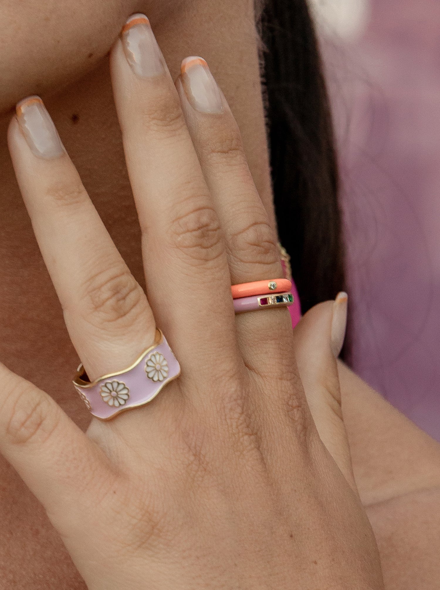 Bague en émail orange avec un motif central en oxyde de zirconium, plaquée or