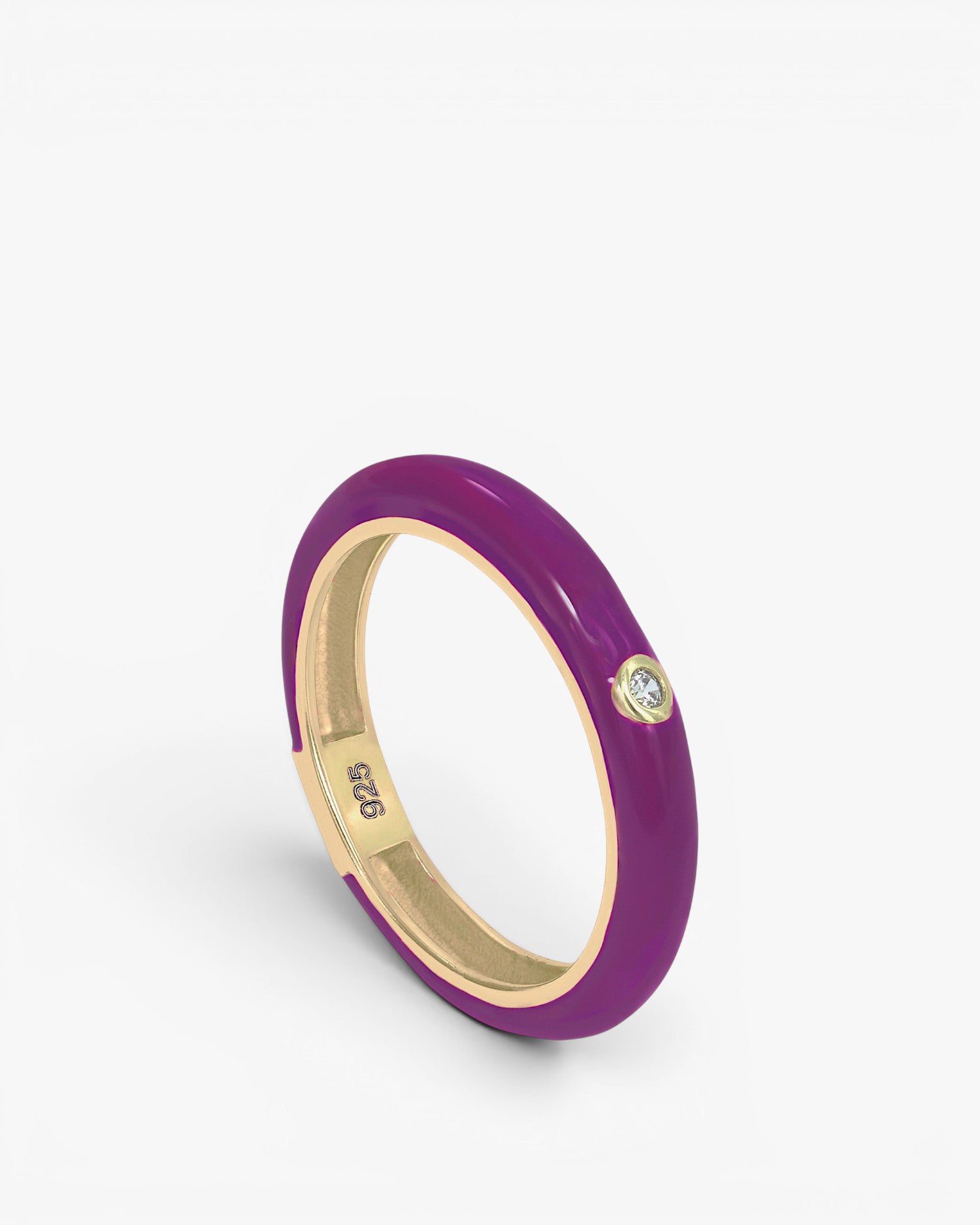 Bague en émail violet avec un motif central en oxyde de zirconium, plaquée or