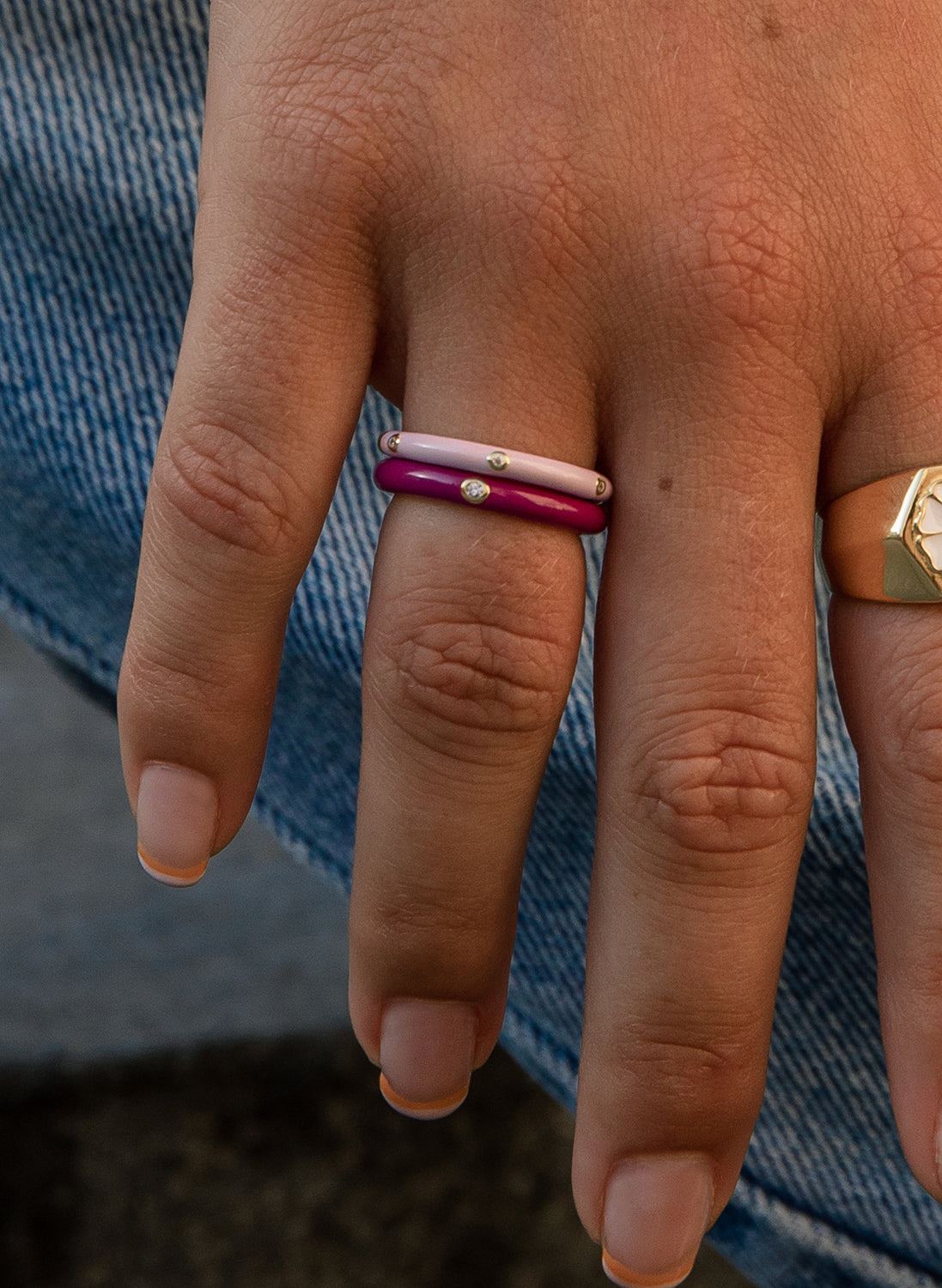 Anillo esmalte púrpura diseño circonita central bañado en oro