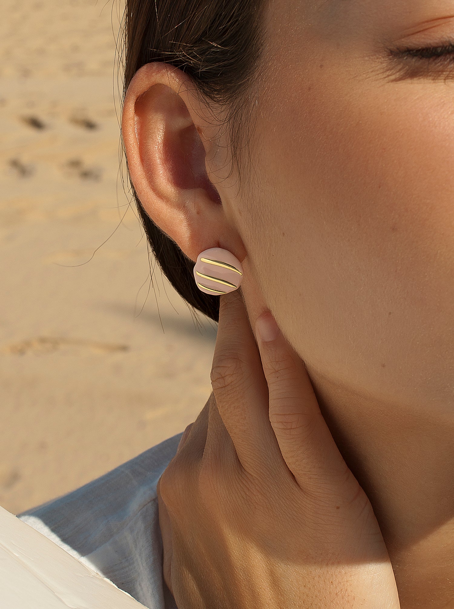 Pendientes originales diseño irregular esmalte rosa y detalles dorados