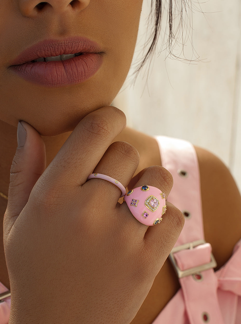 Anillo esmalte triple circonita en tono violeta