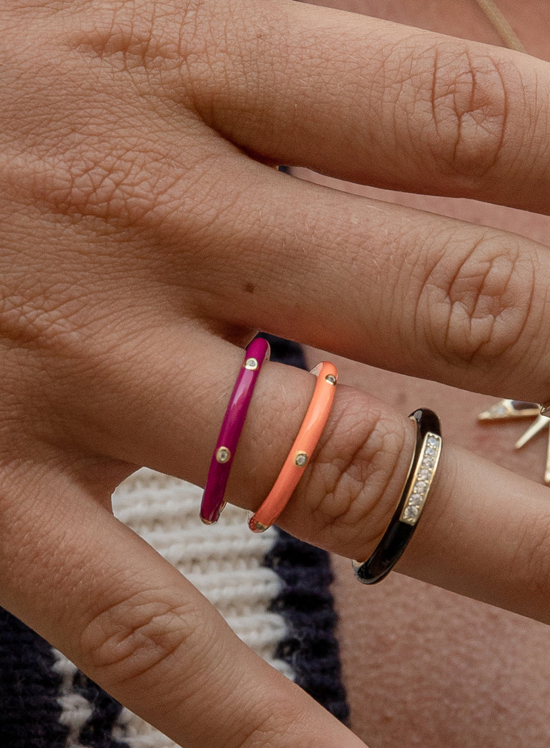 Anillo esmalte triple circonita en tono morado