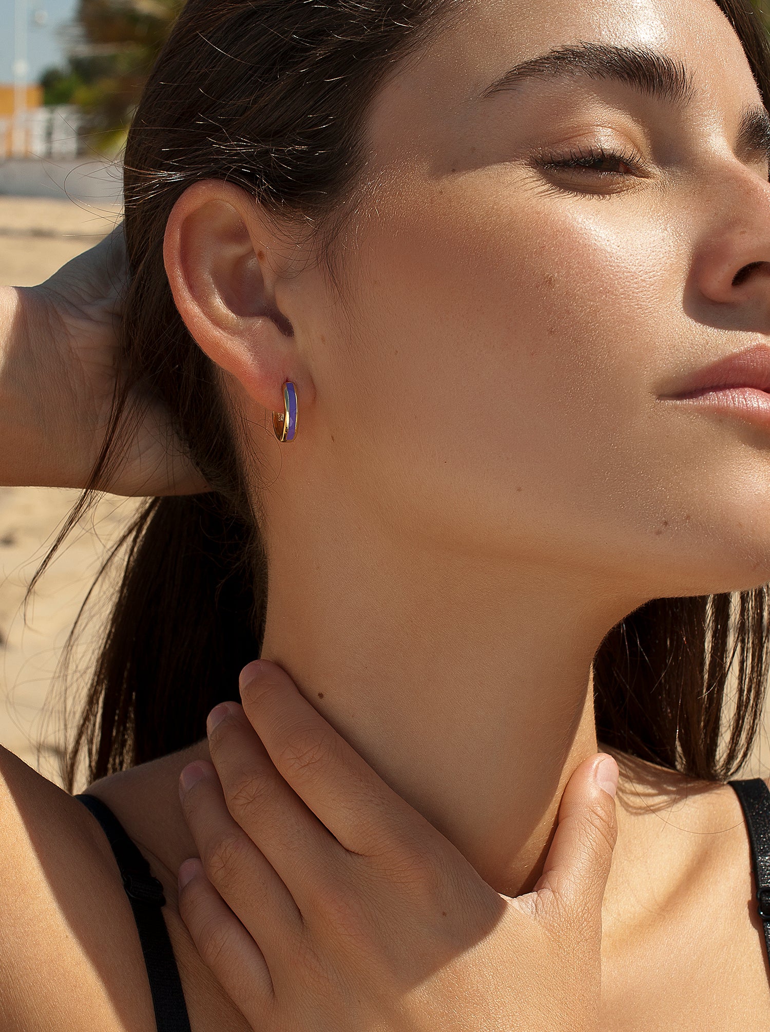 Pendientes aros pequeños diseño esmalte malva bañados en oro