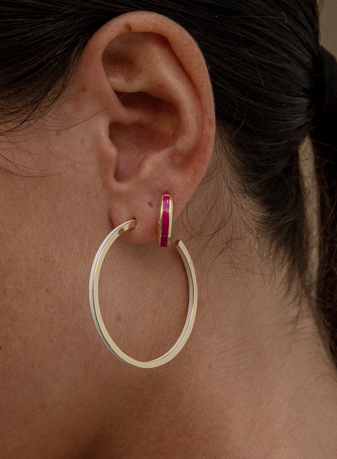 Pendientes aros pequeños diseño esmalte fucsia bañados en oro