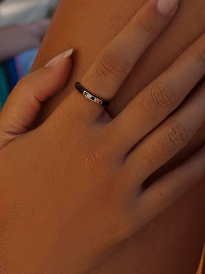 Anillo esmalte negro diseño cuarzos adamantinos multicolores