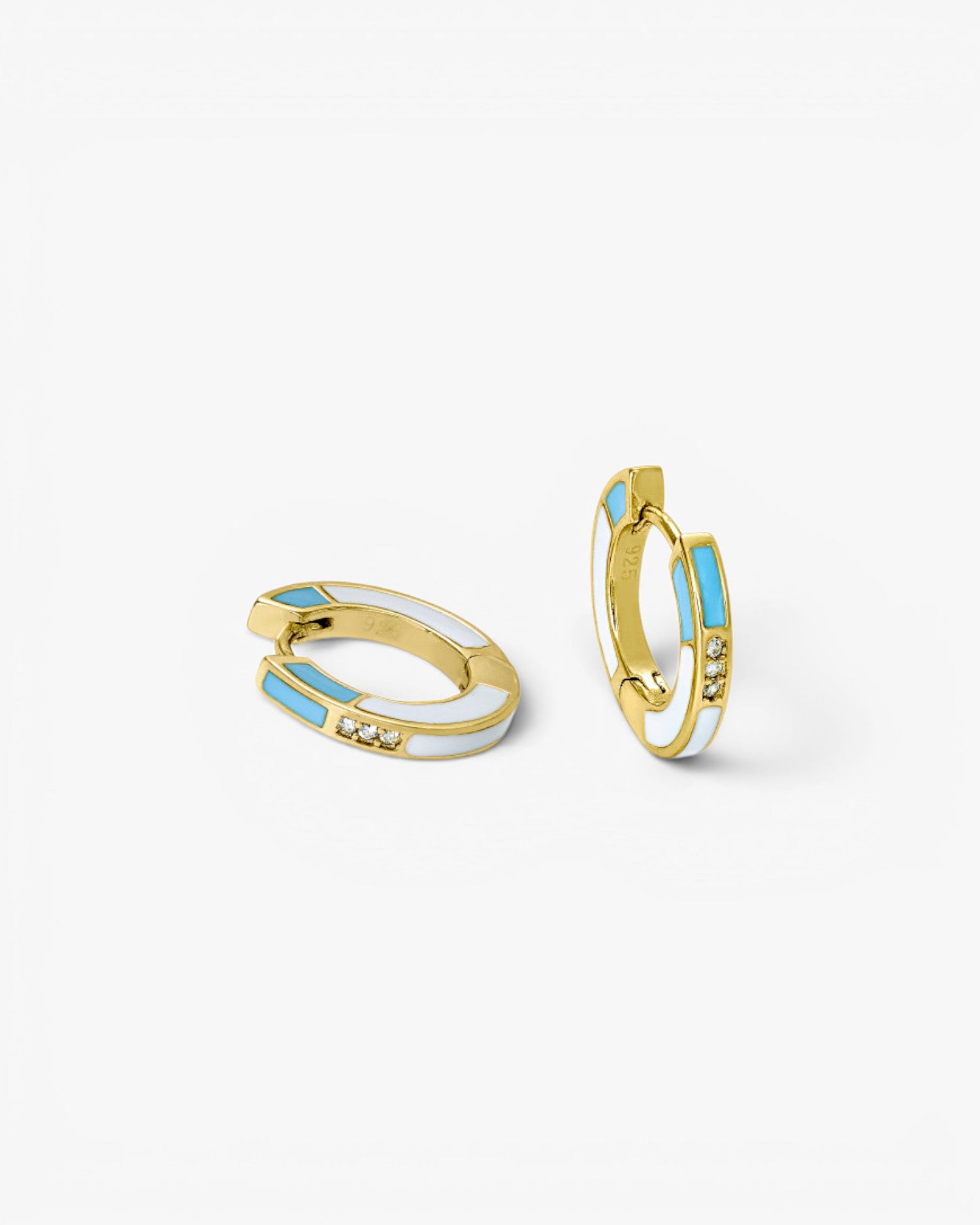 Petites boucles d'oreilles créoles ornées d'émail bicolore et de zirconiums cubiques.
