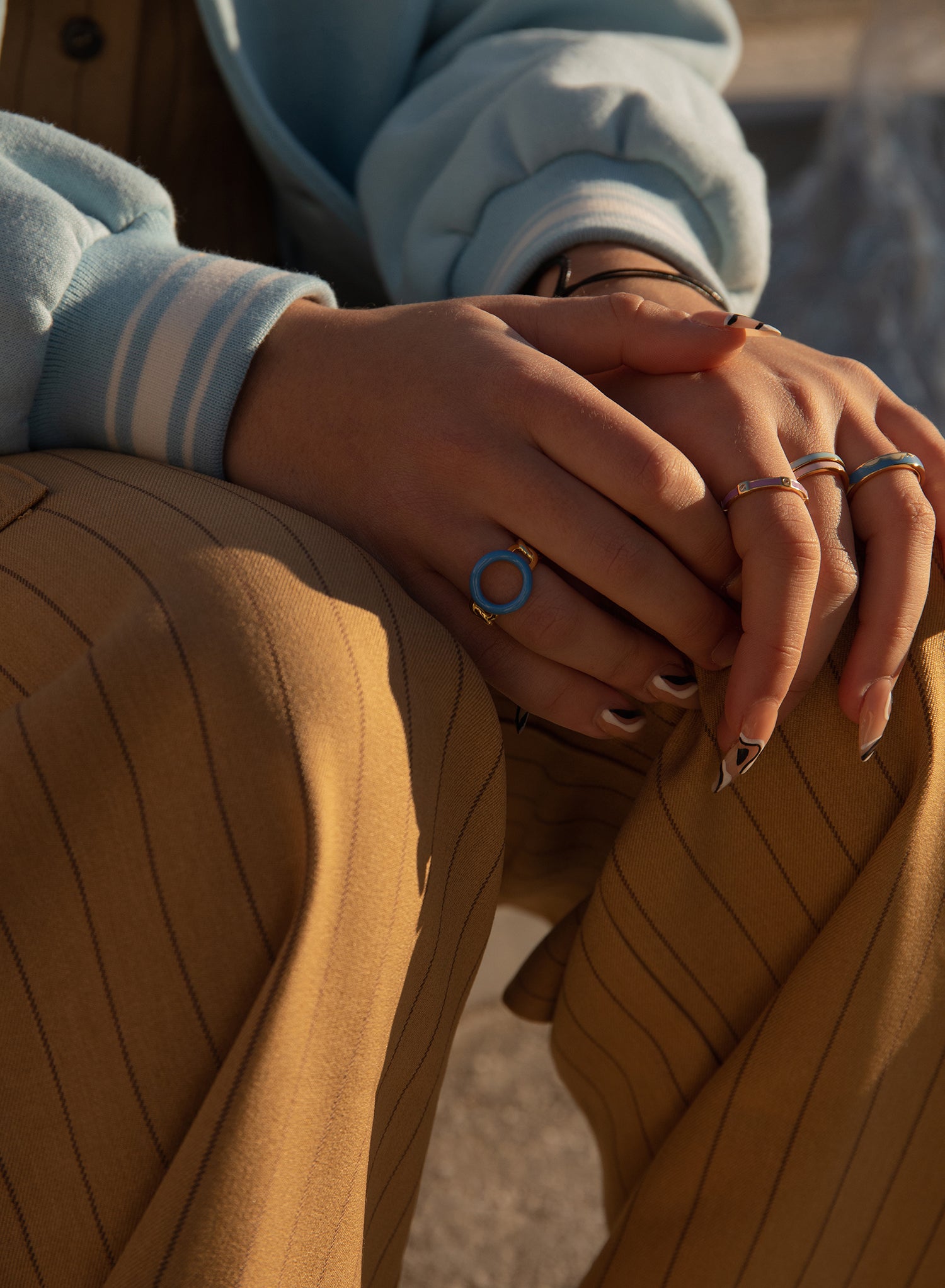 Anillos finos de plata diseño esmalte azul cielo